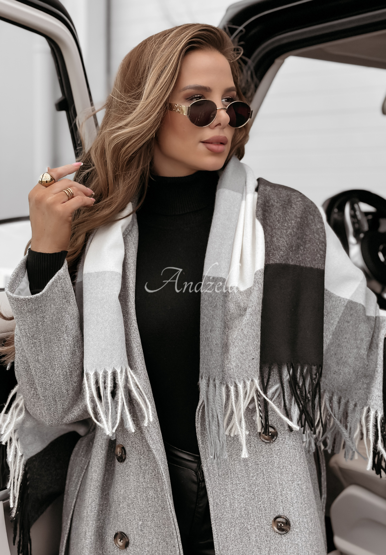 Comfy Cocoon grey-black checkered scarf