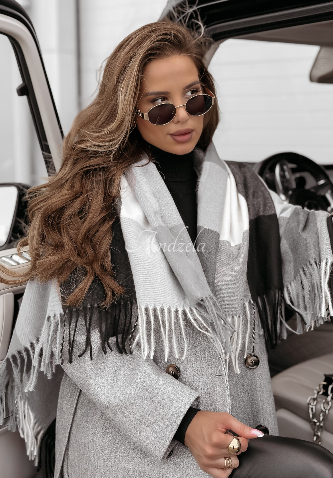 Comfy Cocoon grey-black checkered scarf