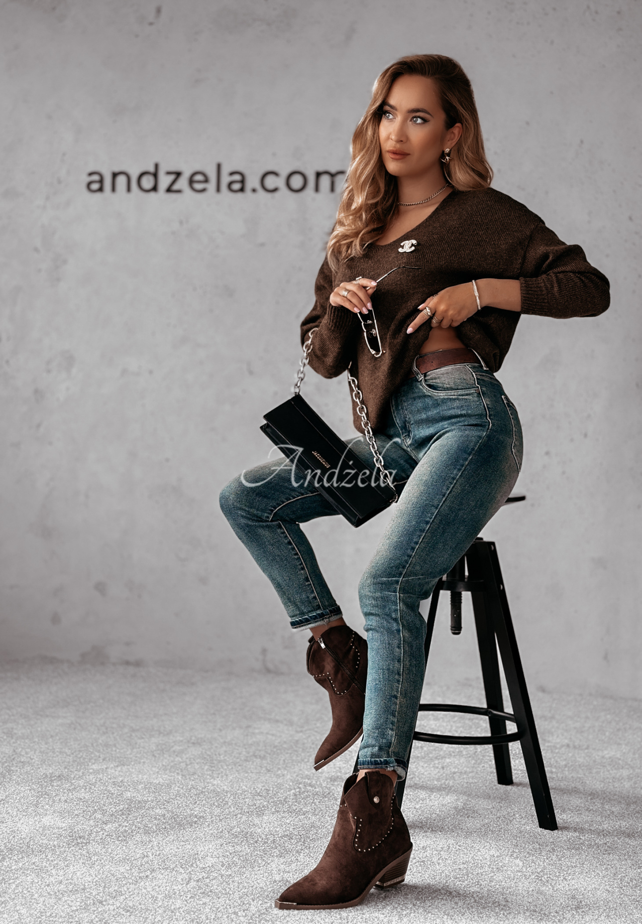 Sweter z dekoltem Caffe Latte czekoladowy