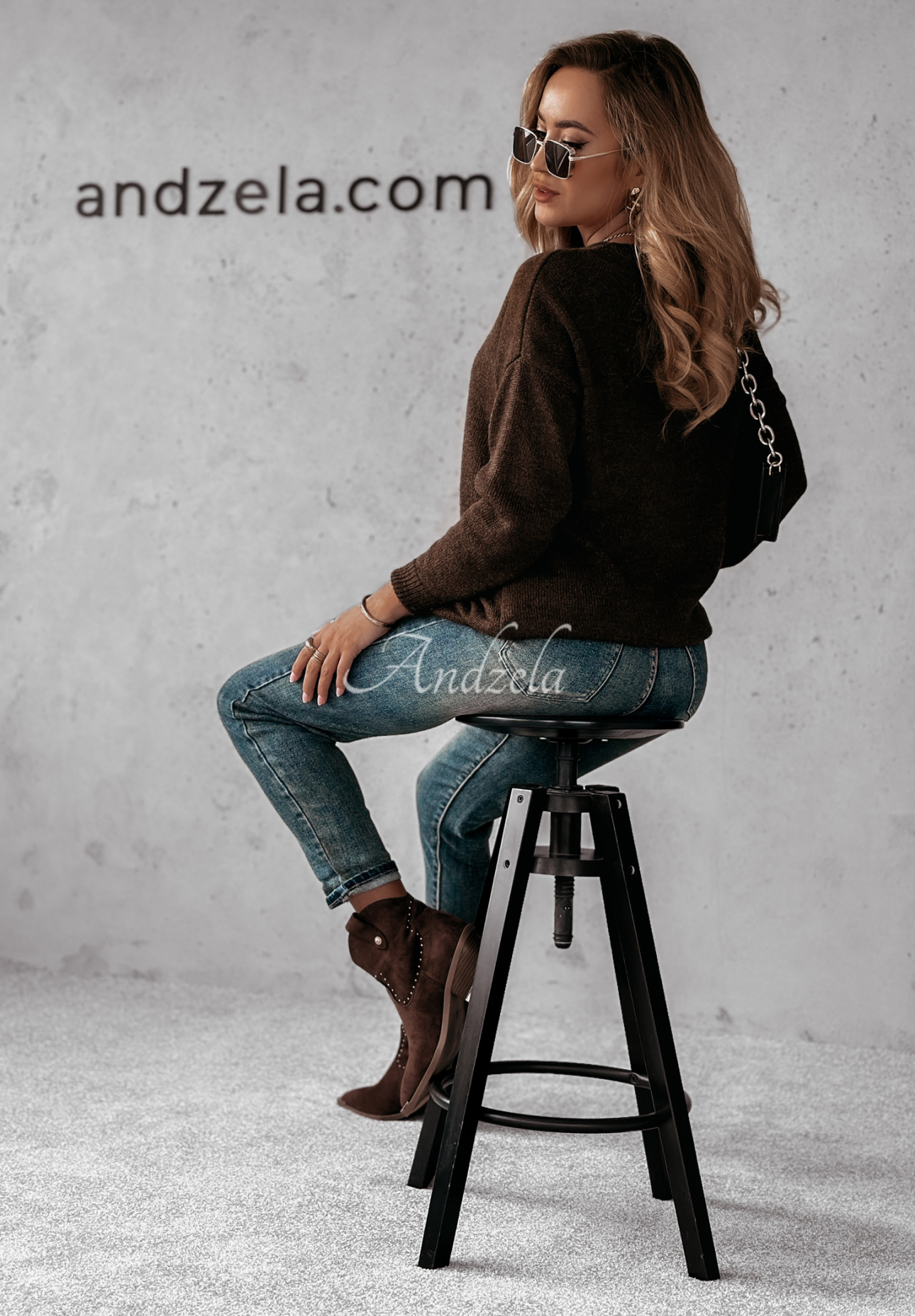 Sweter z dekoltem Caffe Latte czekoladowy