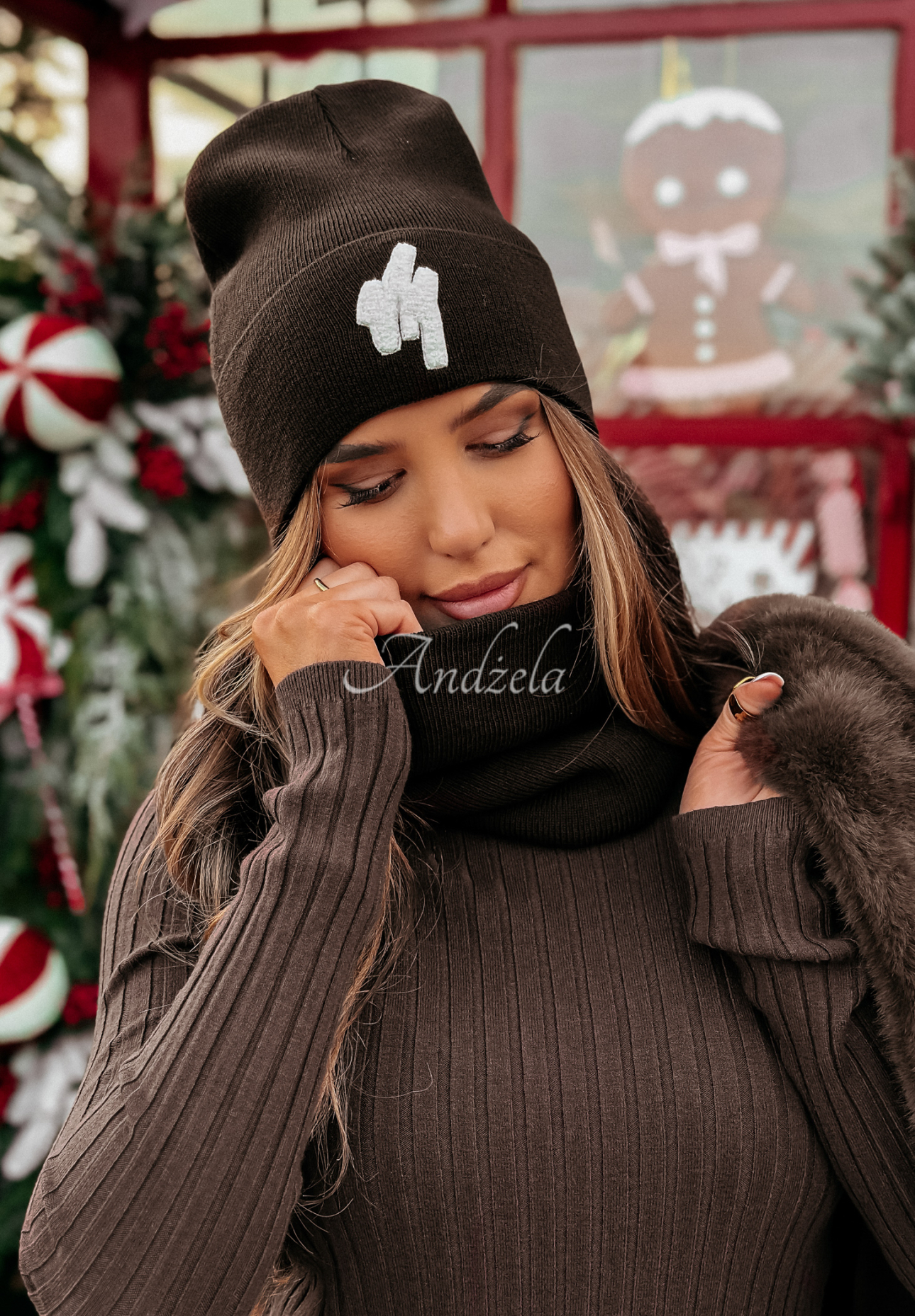 Ribbed cap with Good Morning embroidery chocolate.