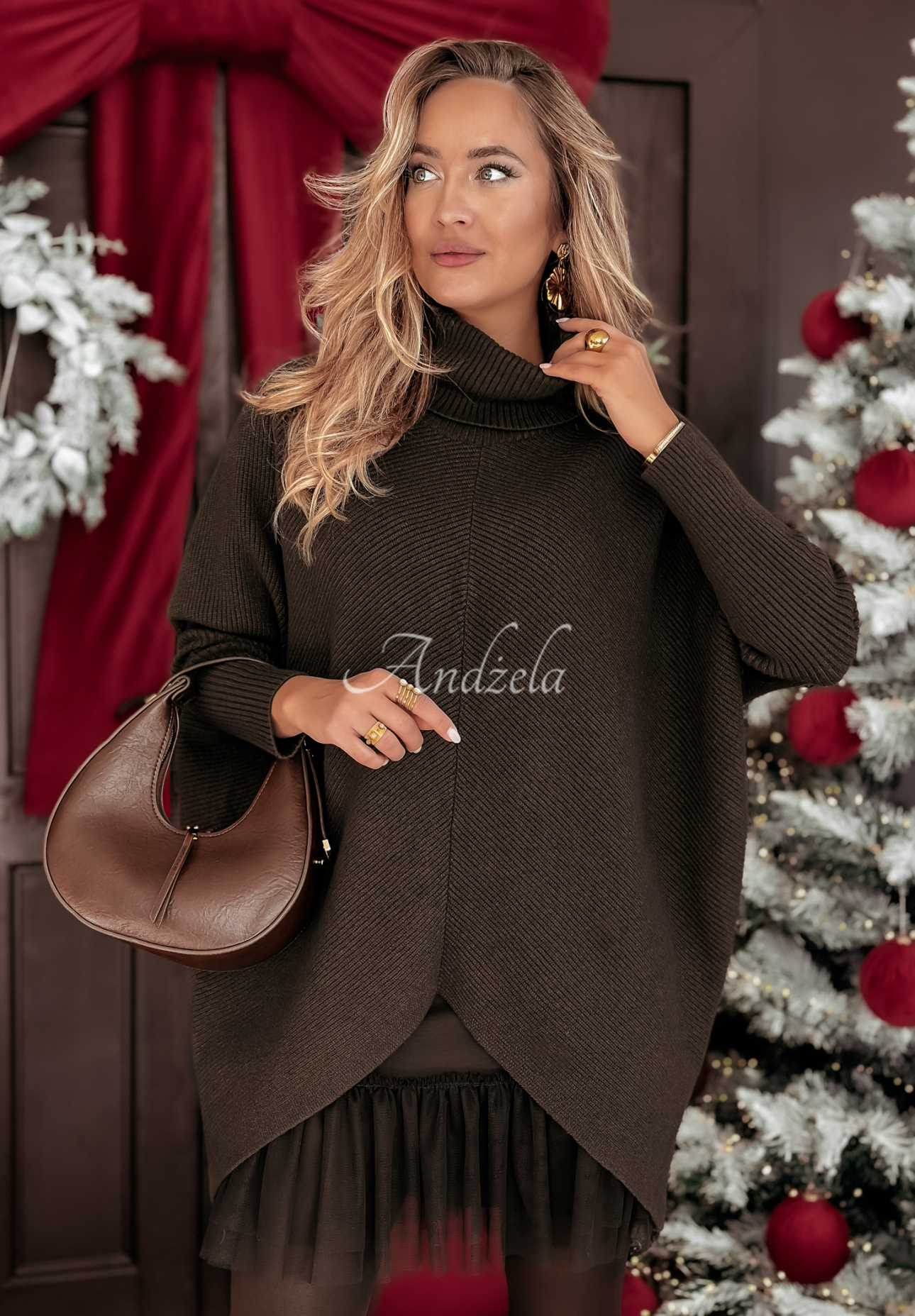 Sweter oversize z golfem Winter Hue czekoladowy