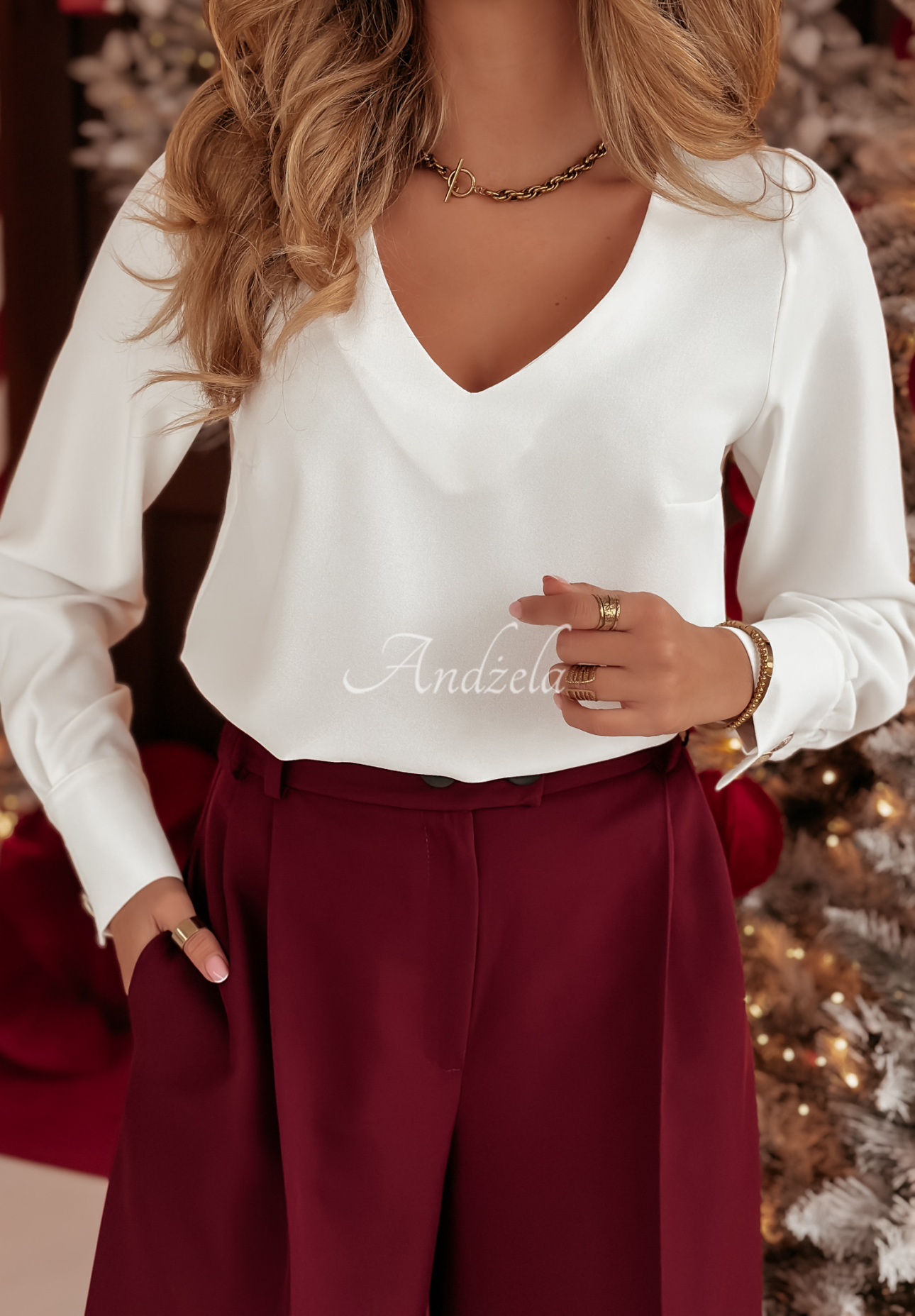 Simple Is Beautiful neckline blouse white