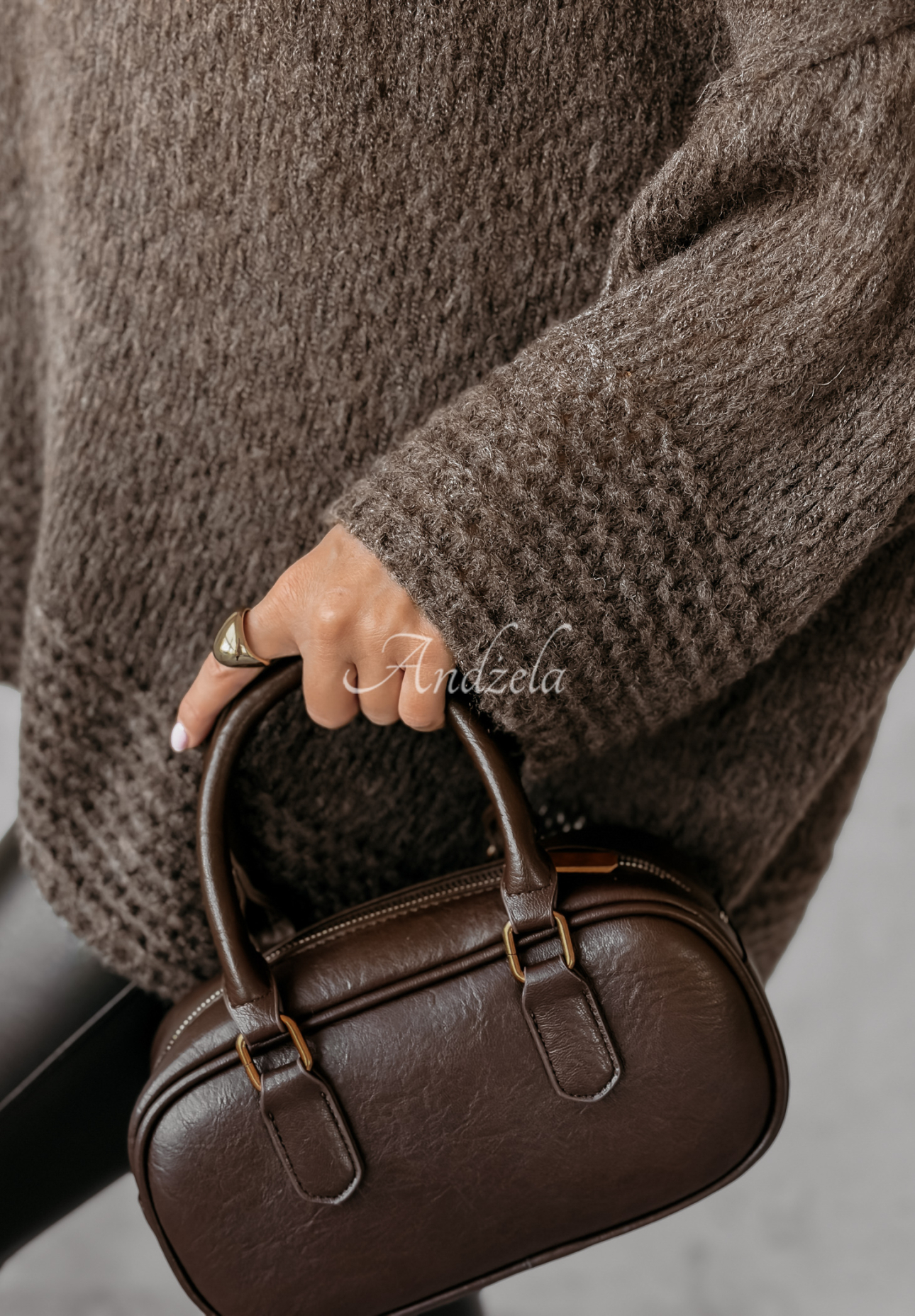 Sweter oversize z wełną Gentle Cuddle czekoladowy