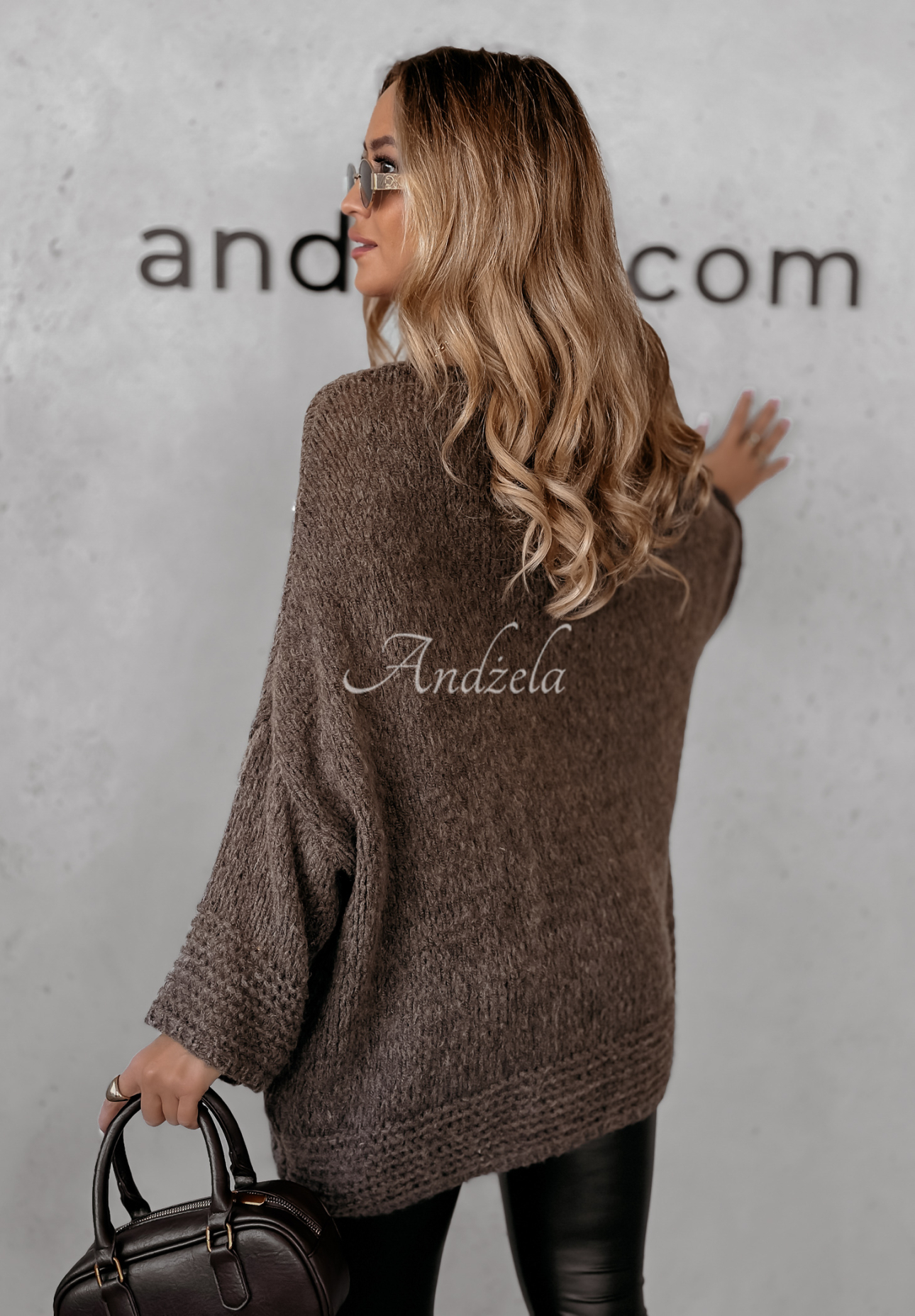 Sweter oversize z wełną Gentle Cuddle czekoladowy