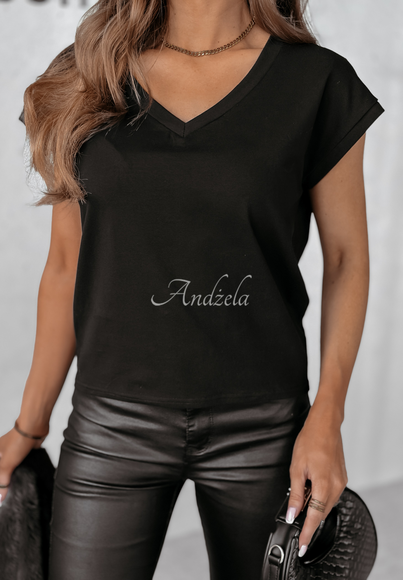 V-neck T-shirt black