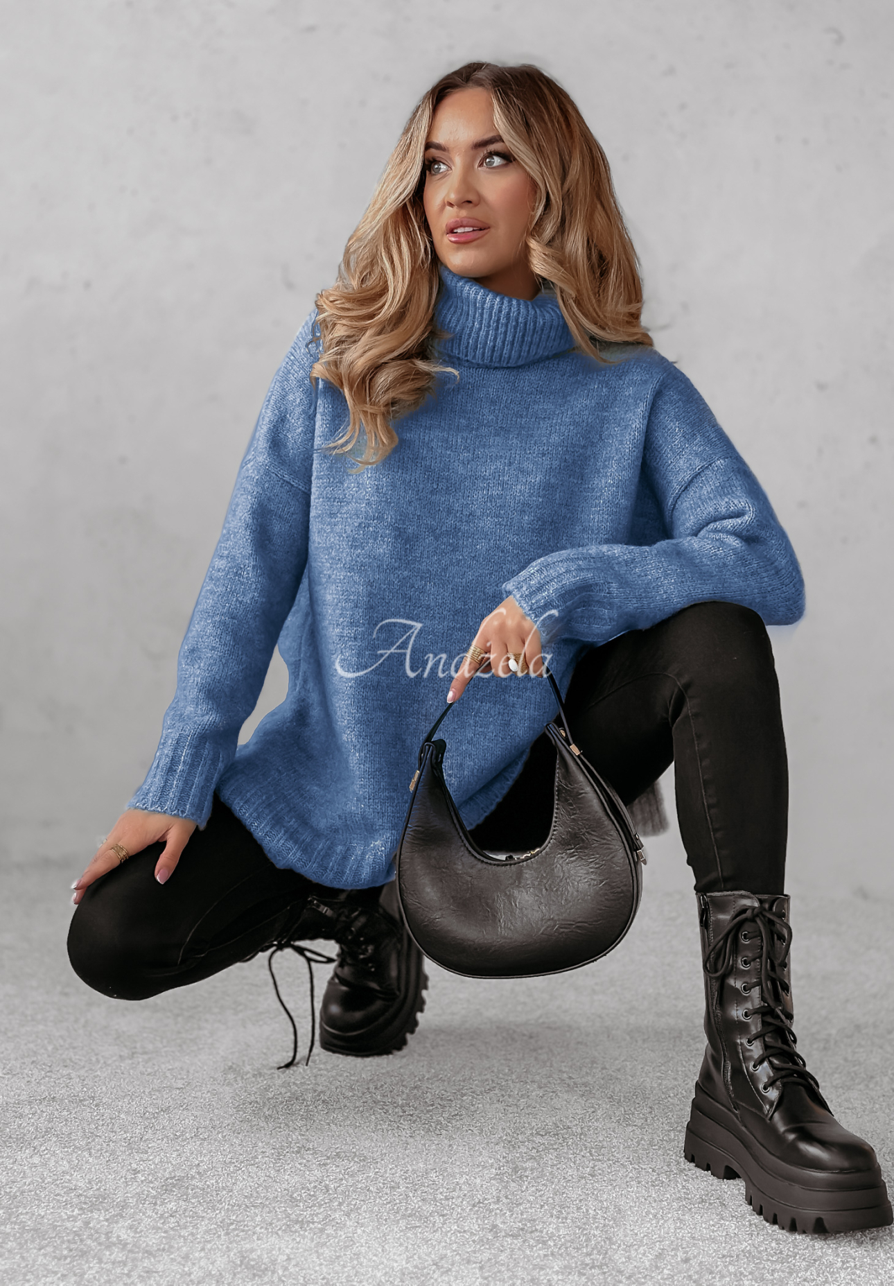 Sweter oversize z golfem i wełną Benin niebieski