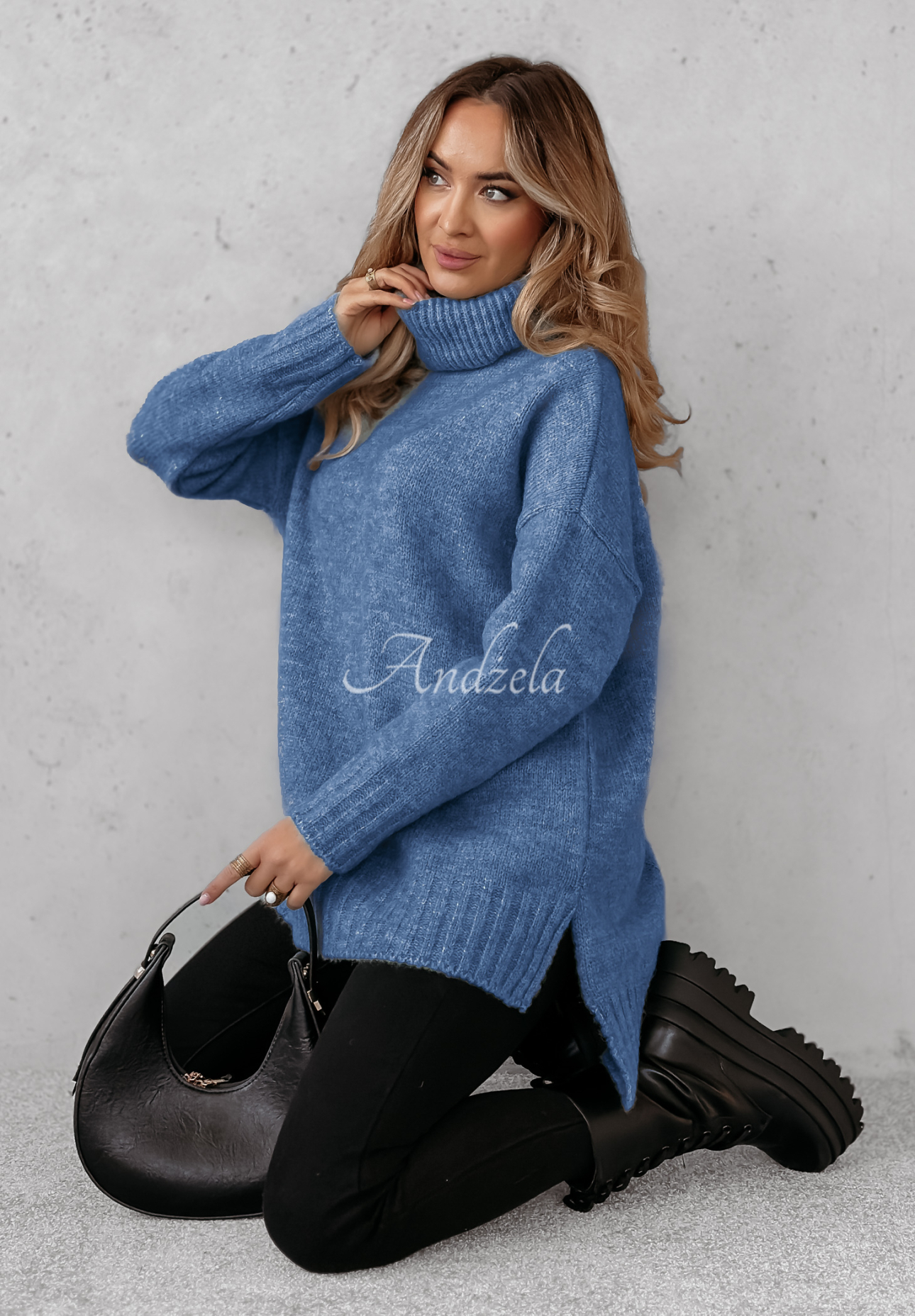 Sweter oversize z golfem i wełną Benin niebieski