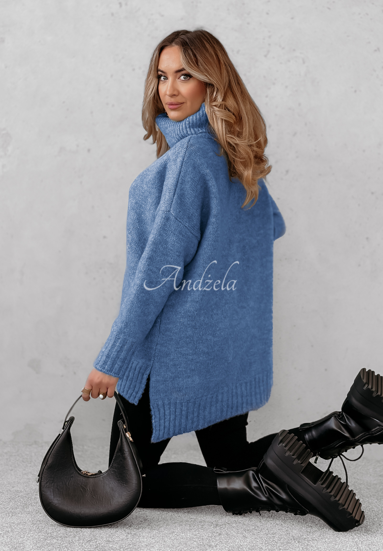 Sweter oversize z golfem i wełną Benin niebieski