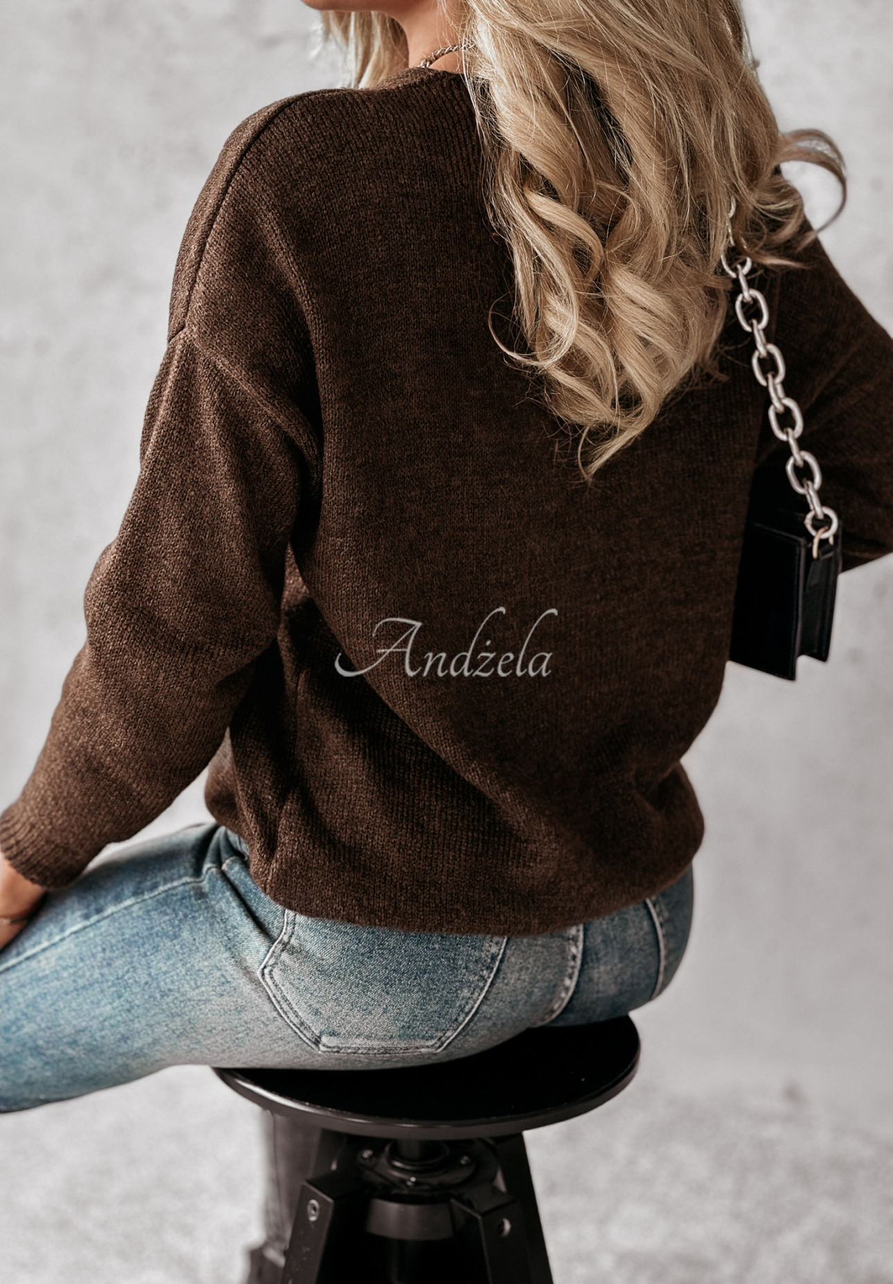 Sweter z dekoltem Caffe Latte czekoladowy