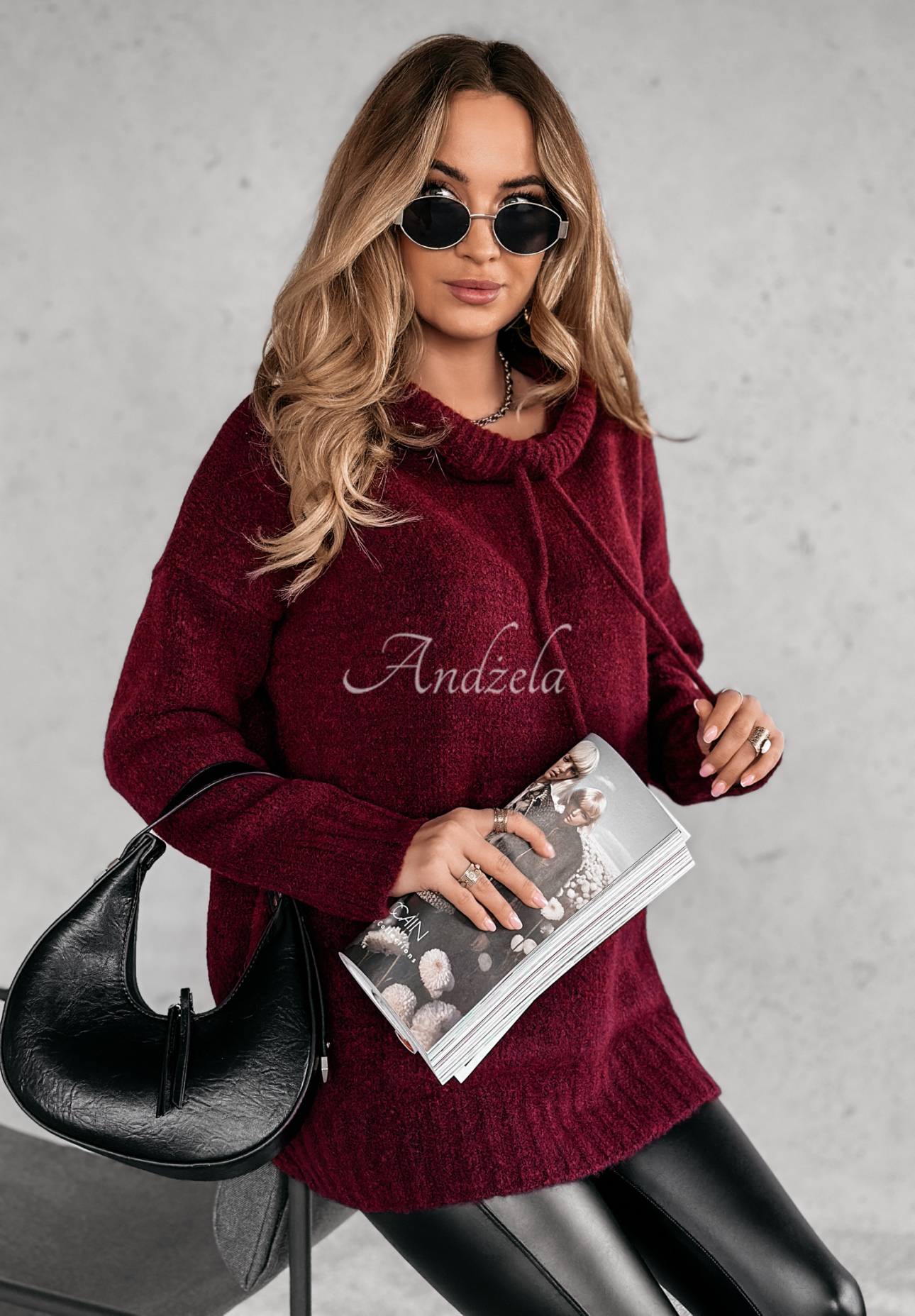 Sweter oversize z kapturem i wełną Carra burgundowy