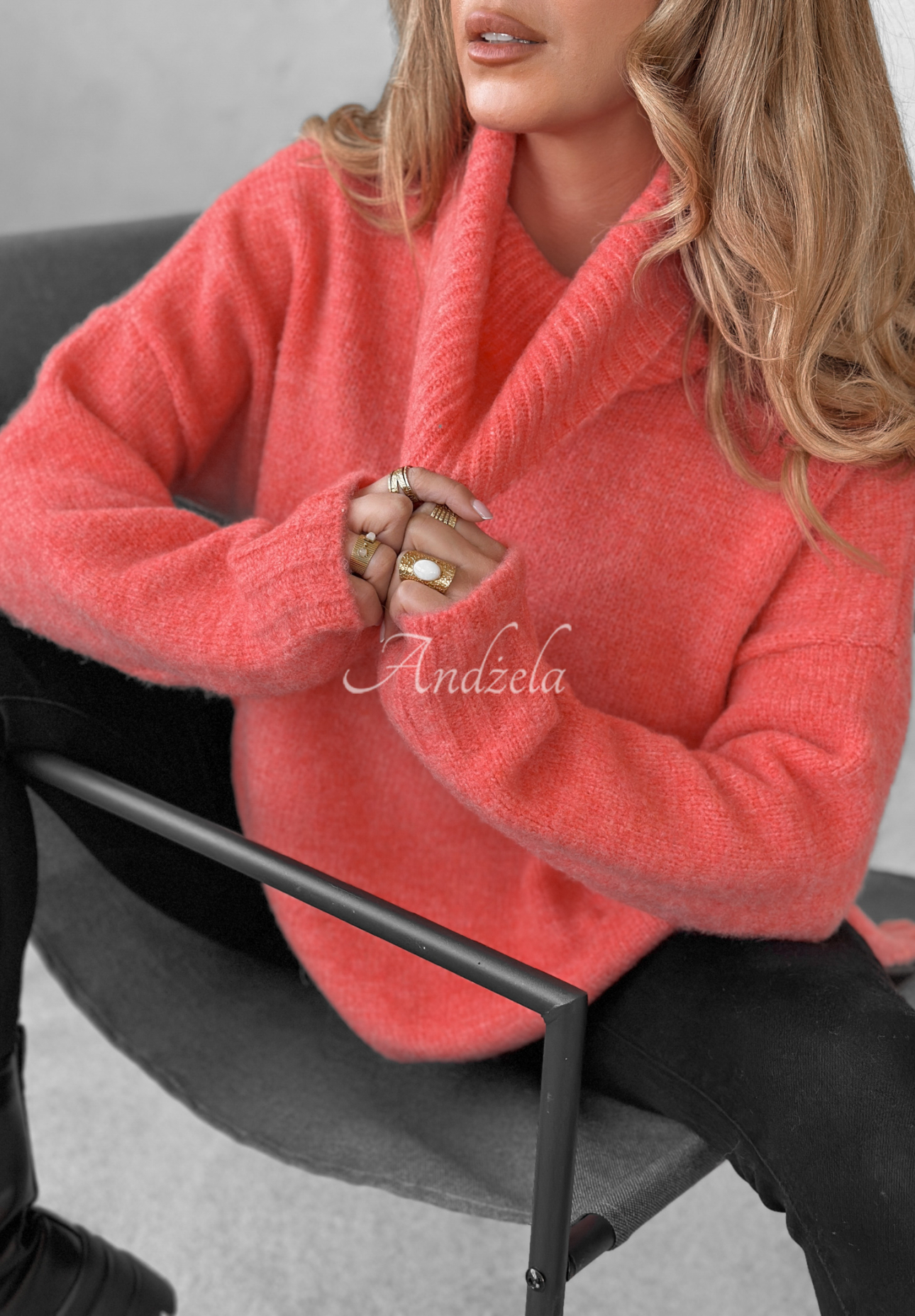 Sweter oversize z golfem i wełną Benin koralowy