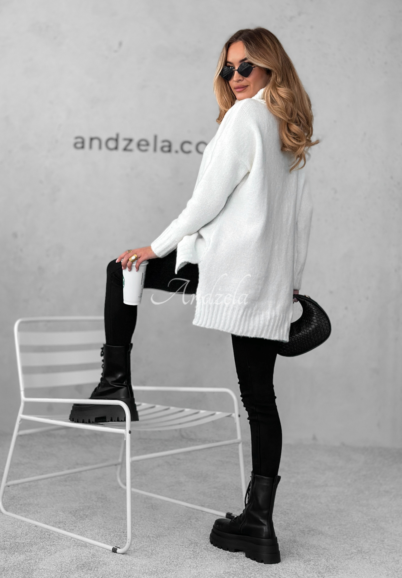 Sweter oversize z golfem i wełną Benin ecru