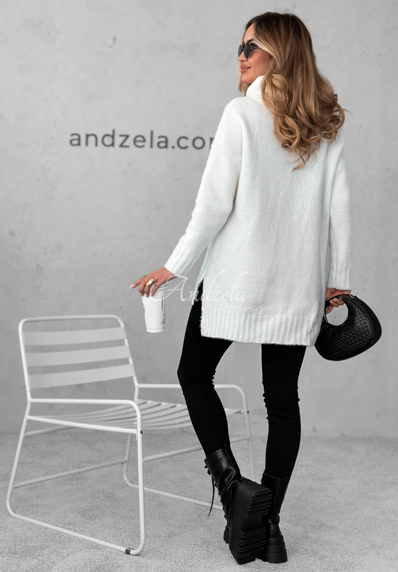 Sweter oversize z golfem i wełną Benin ecru