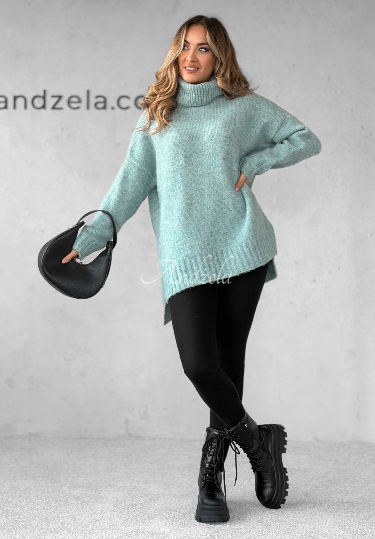 Sweter oversize z golfem i wełną Benin jasnoniebieski