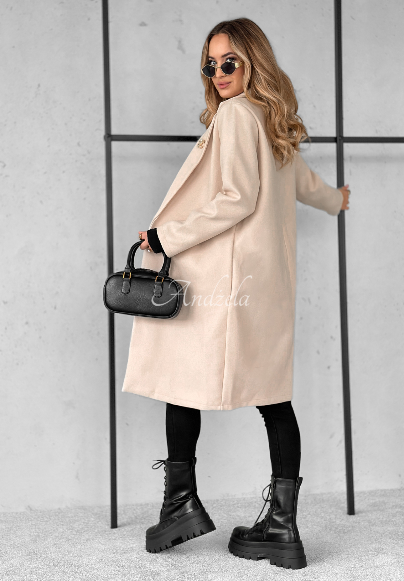 Simple unbuttoned coat La Via beige
