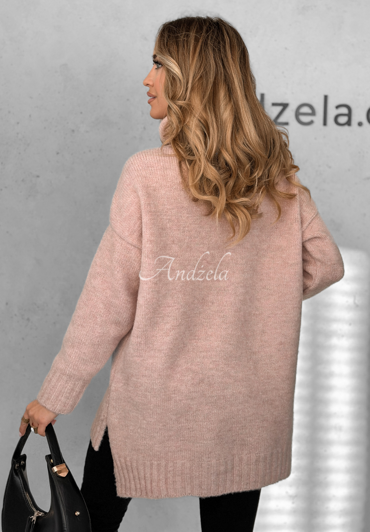 Sweter oversize z golfem i wełną Benin pudrowy róż