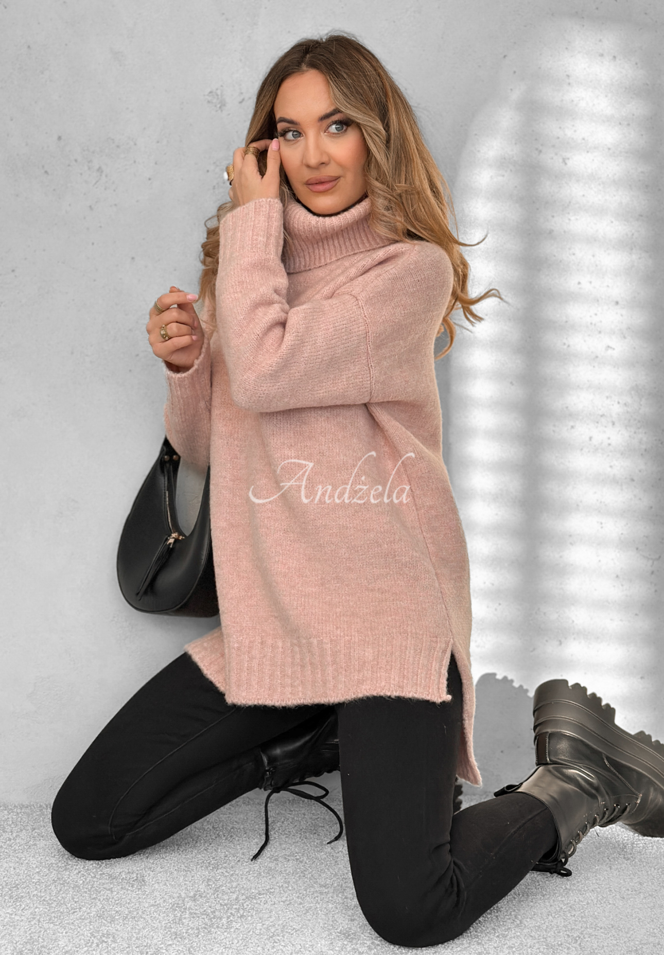 Sweter oversize z golfem i wełną Benin pudrowy róż