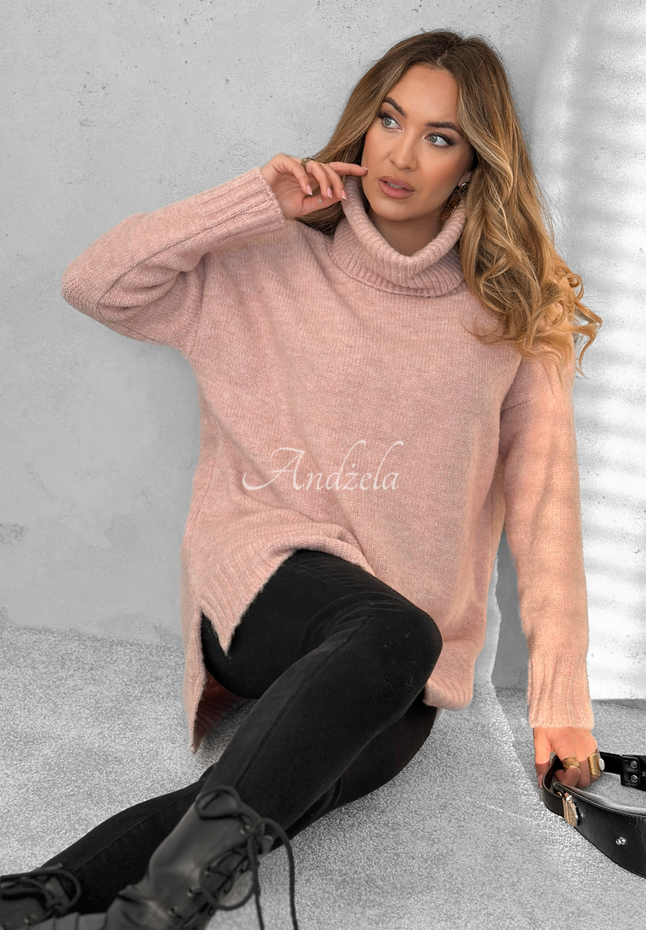 Sweter oversize z golfem i wełną Benin pudrowy róż