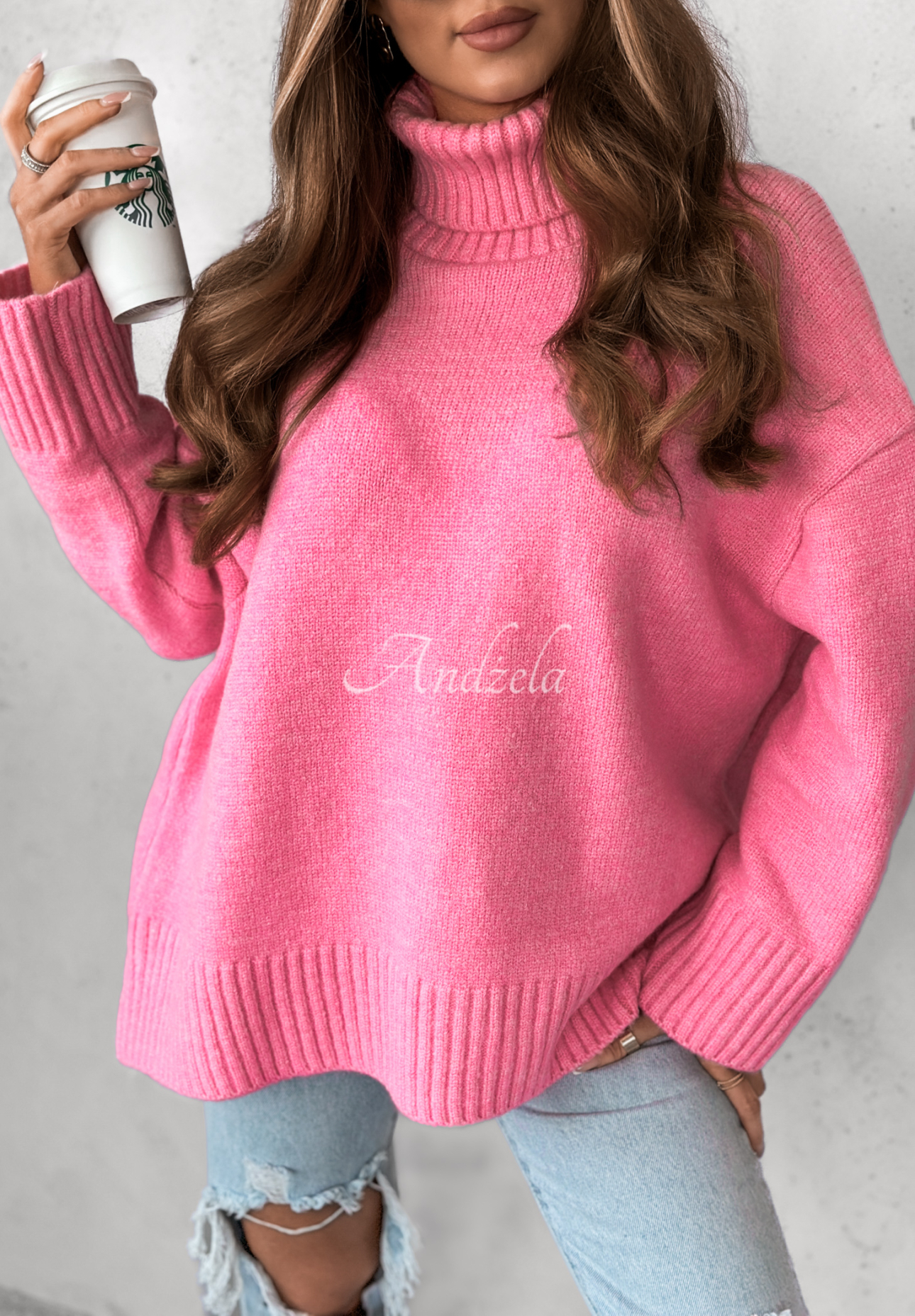 Sweter oversize z golfem i wełną Camille różowy