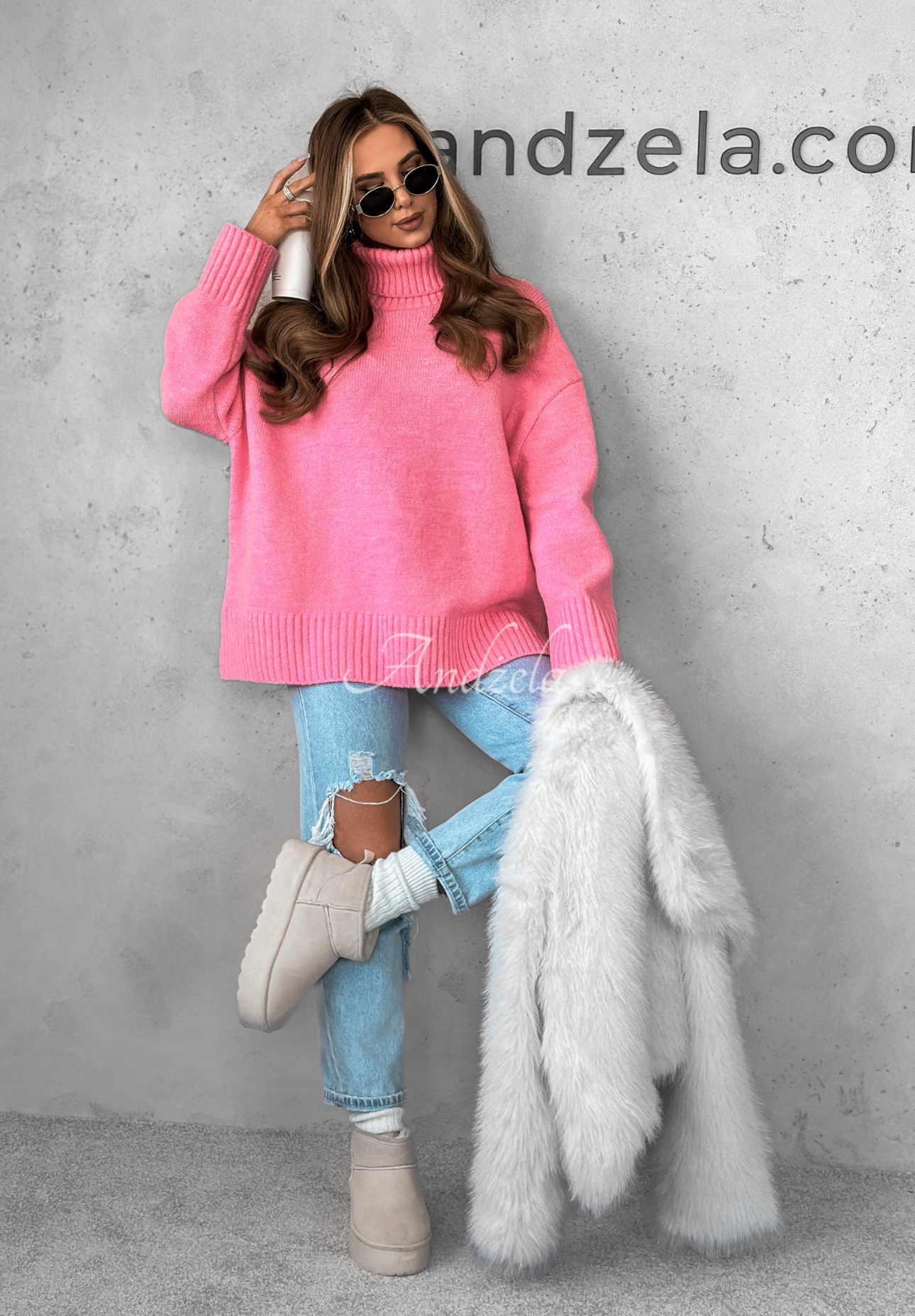 Sweter oversize z golfem i wełną Camille różowy