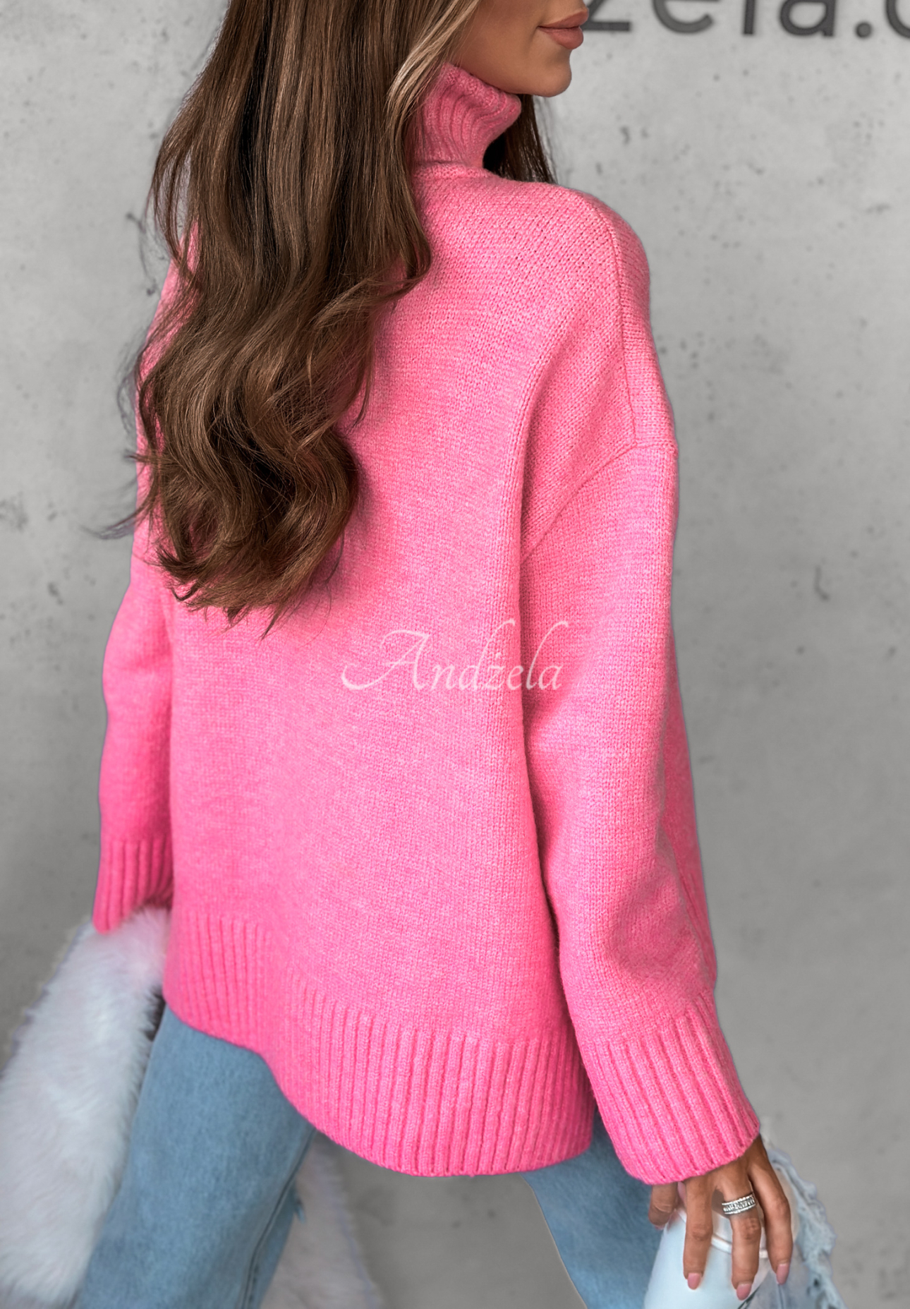 Sweter oversize z golfem i wełną Camille różowy