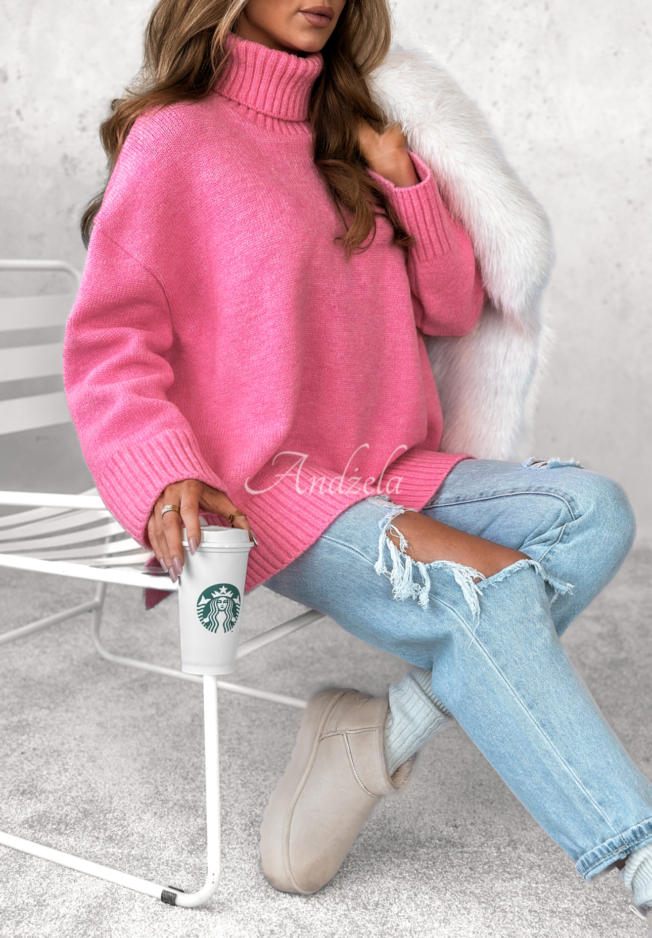 Sweter oversize z golfem i wełną Camille różowy