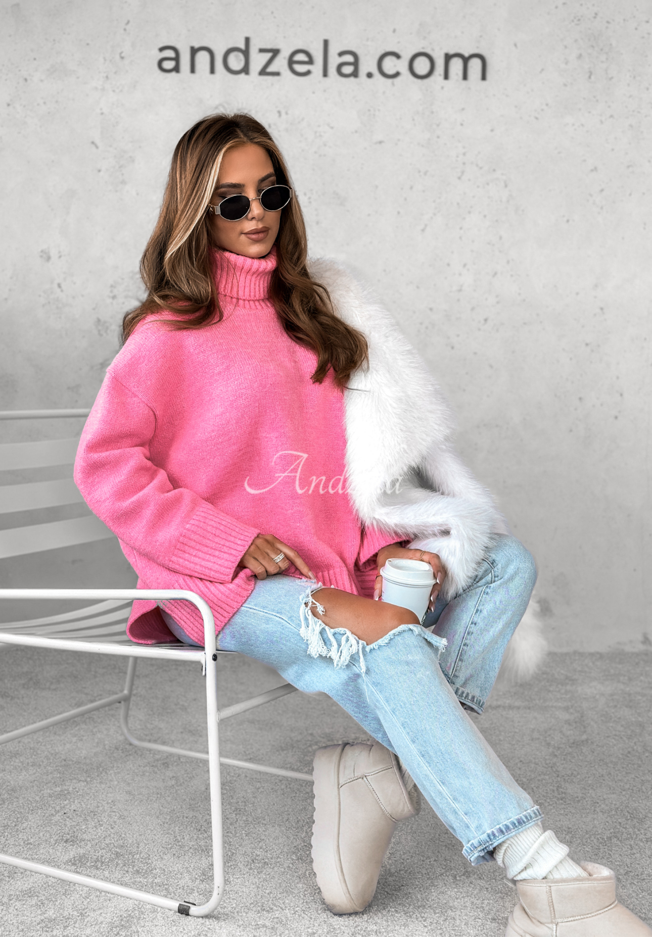 Sweter oversize z golfem i wełną Camille różowy