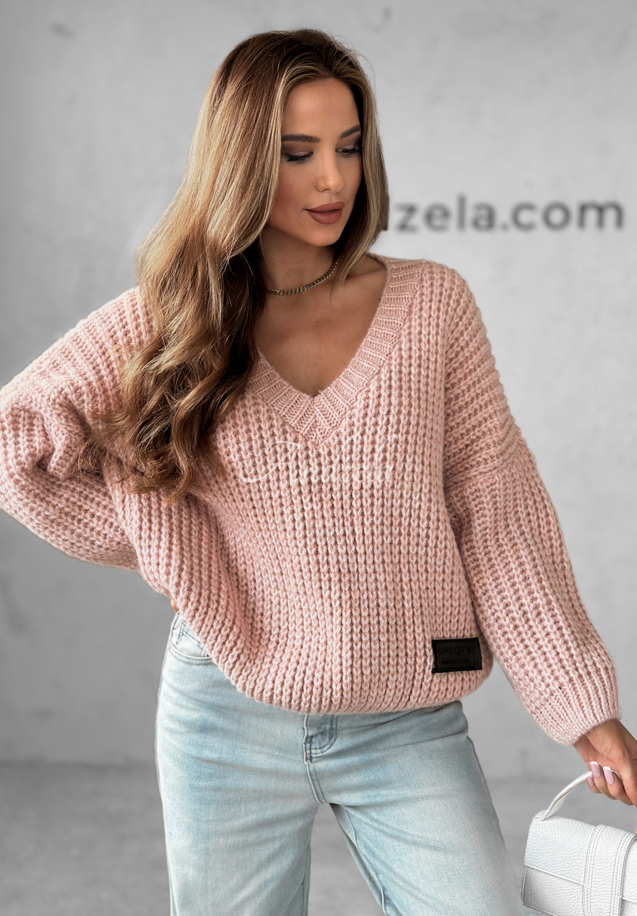 Sweter oversize z dekoltem Fluffy Excellence pudrowy róż