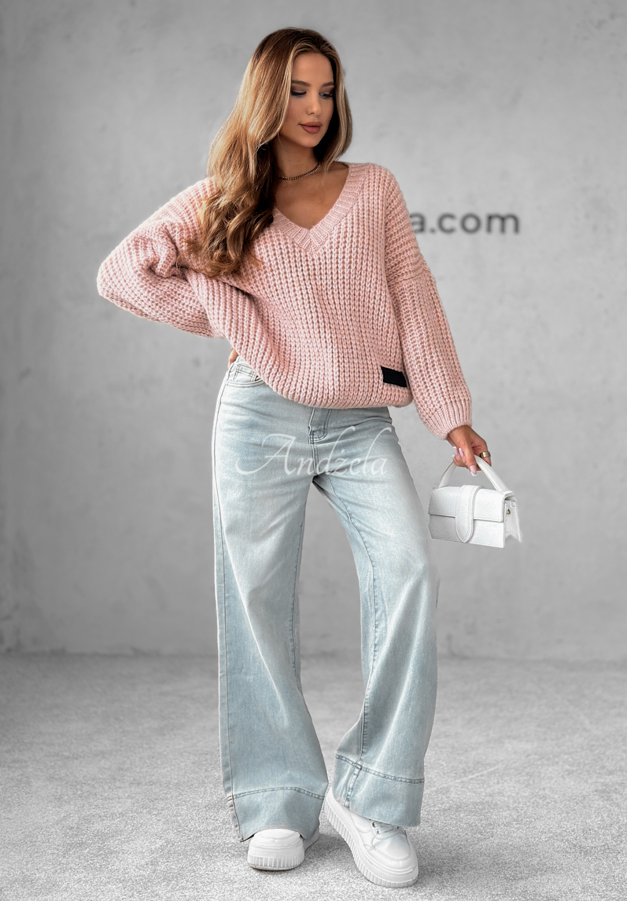 Sweter oversize dekoltem i wełną Fluffy Excellence pudrowy róż