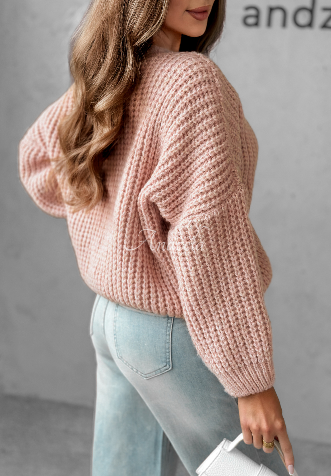 Sweter oversize dekoltem i wełną Fluffy Excellence pudrowy róż