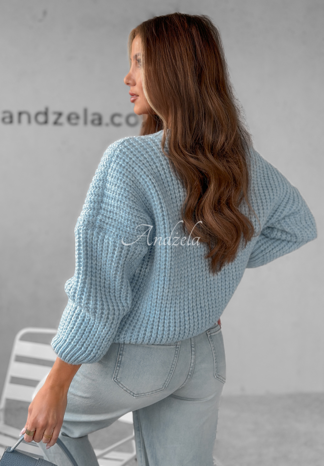 Sweter oversize dekoltem i wełną Fluffy Excellence błękitny