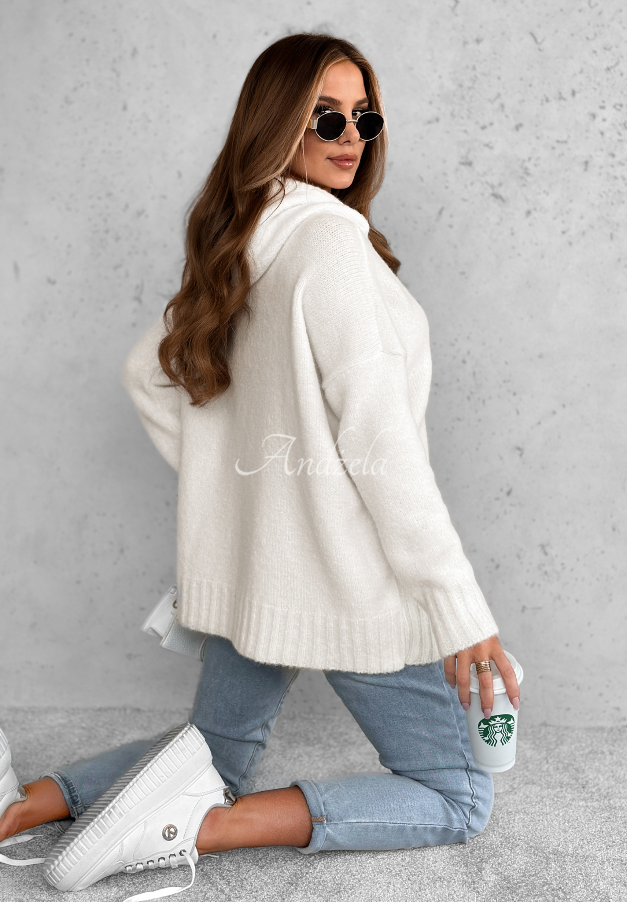 Sweter oversize z kapturem i wełną Carra ecru