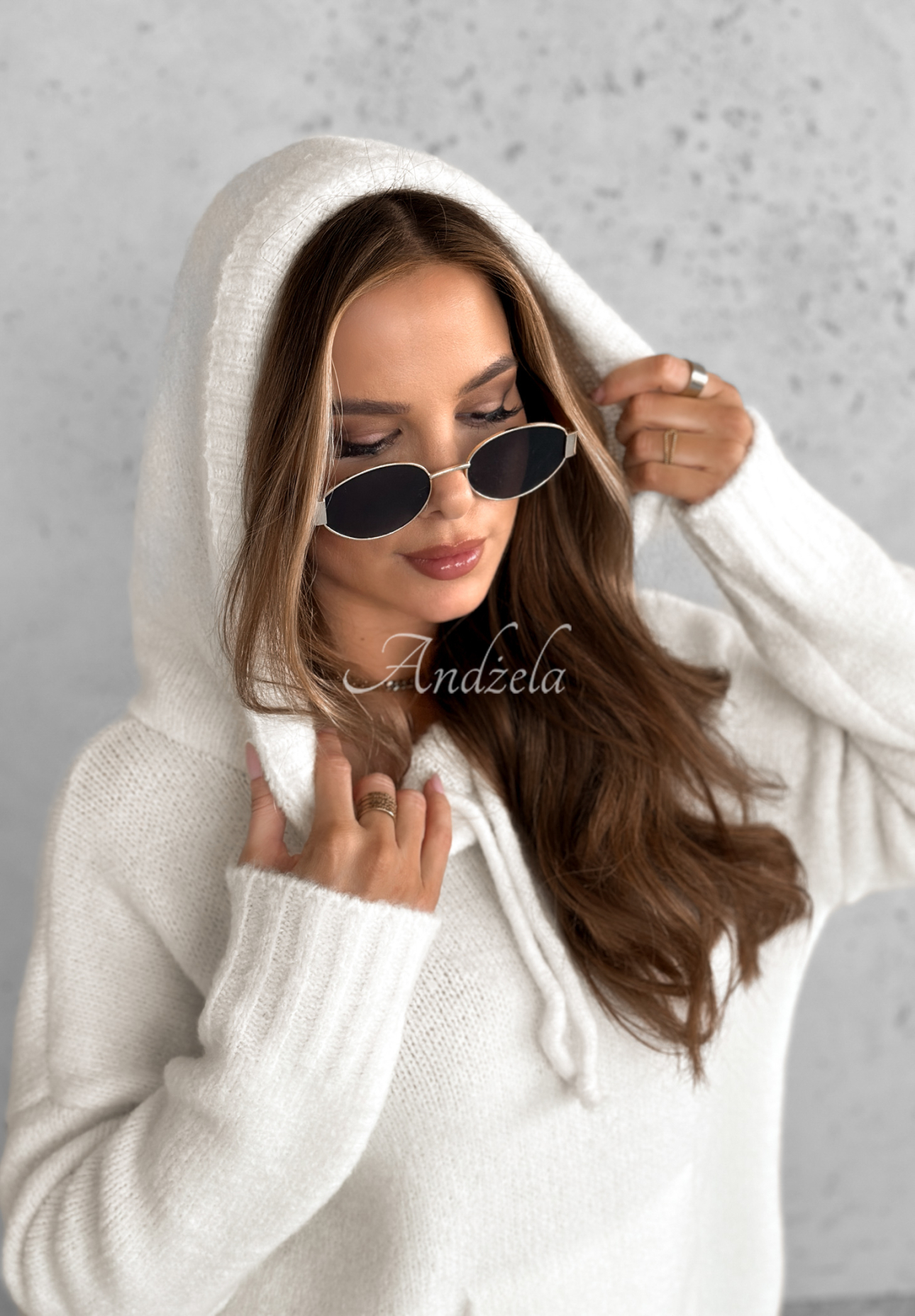 Sweter oversize z kapturem i wełną Carra ecru