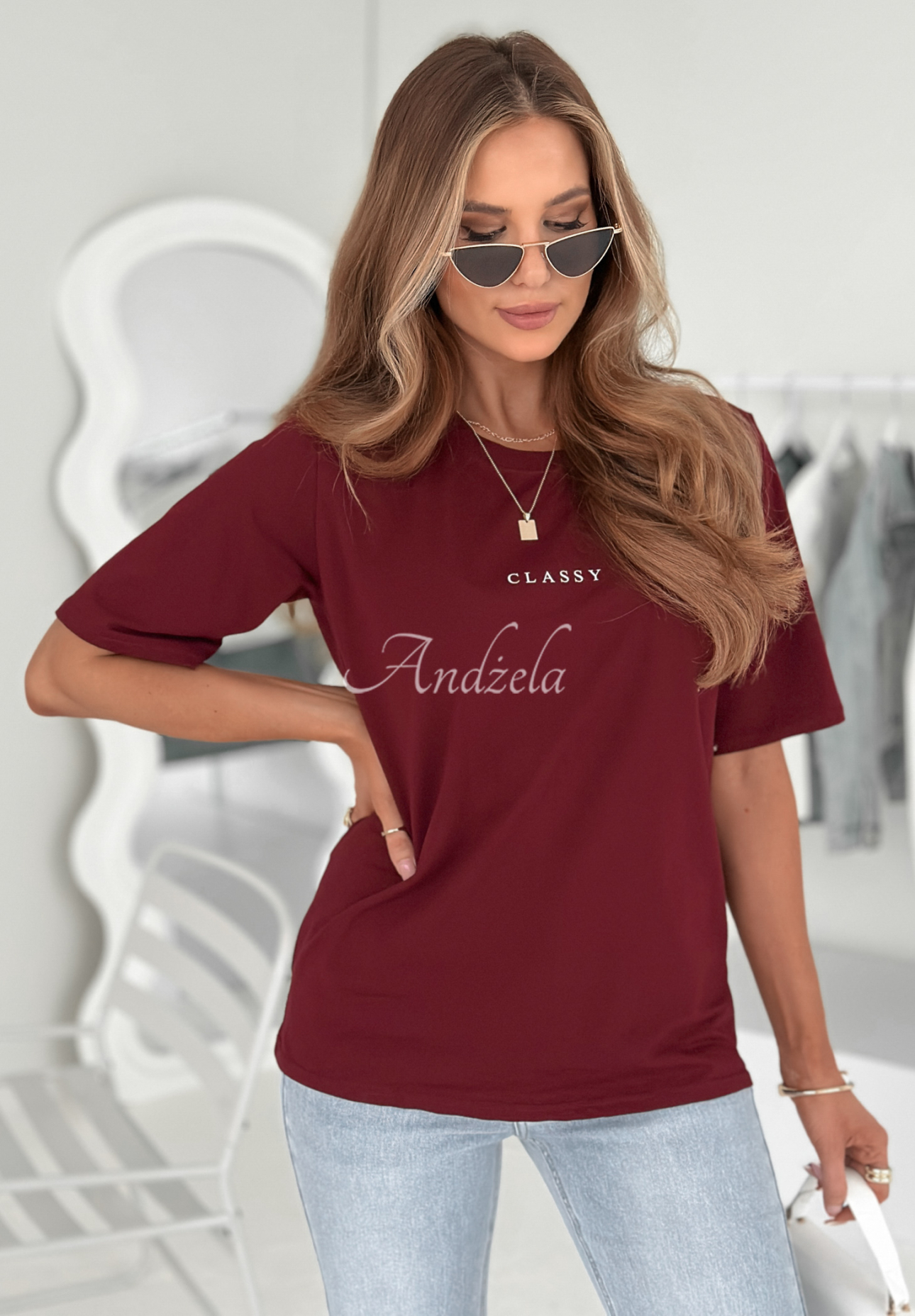 T-shirt z napisem Classy burgundowy