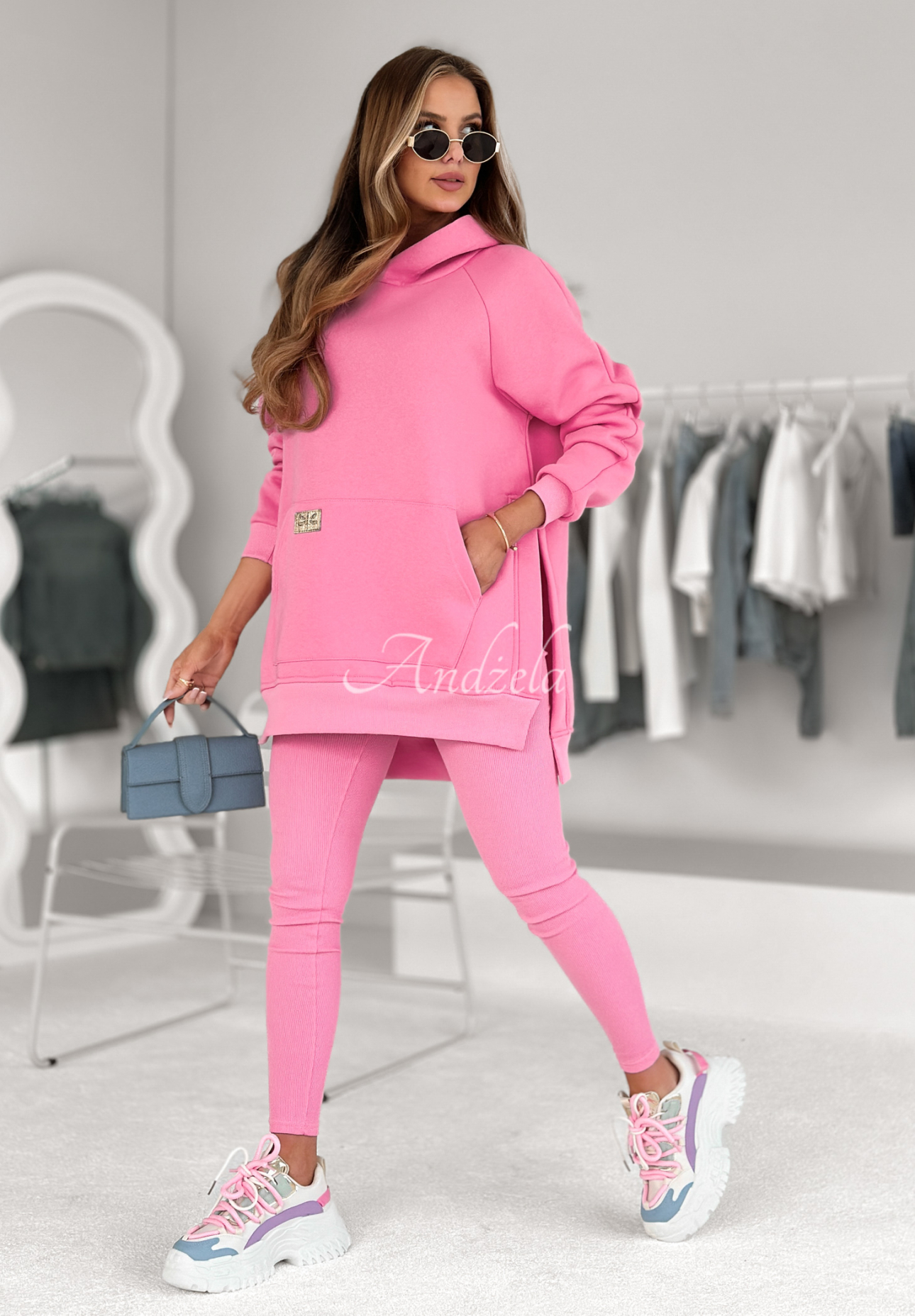Sweatshirt with pocket and hood Siempre pink