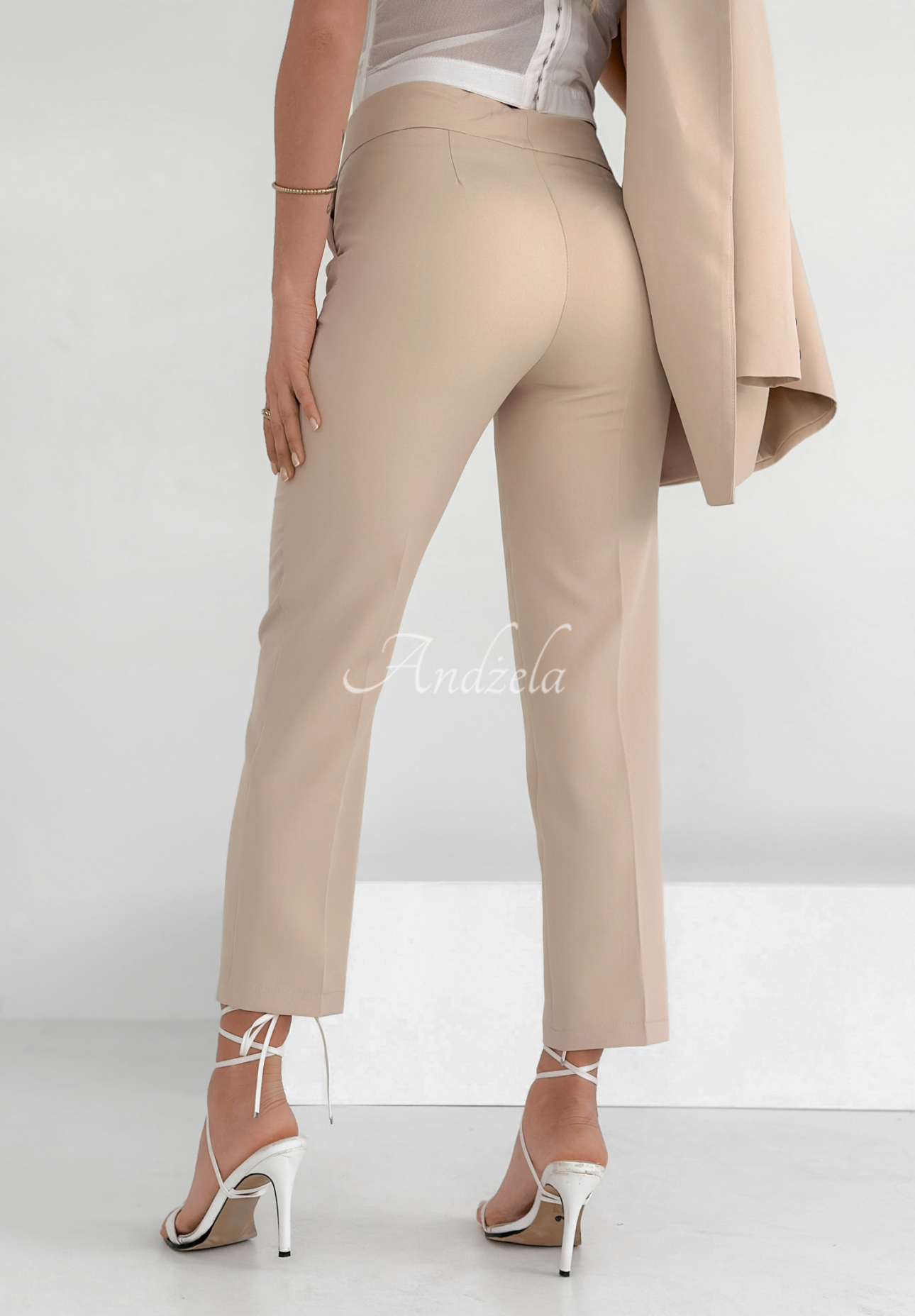 Elegant Runway Ready cigarette pants beige