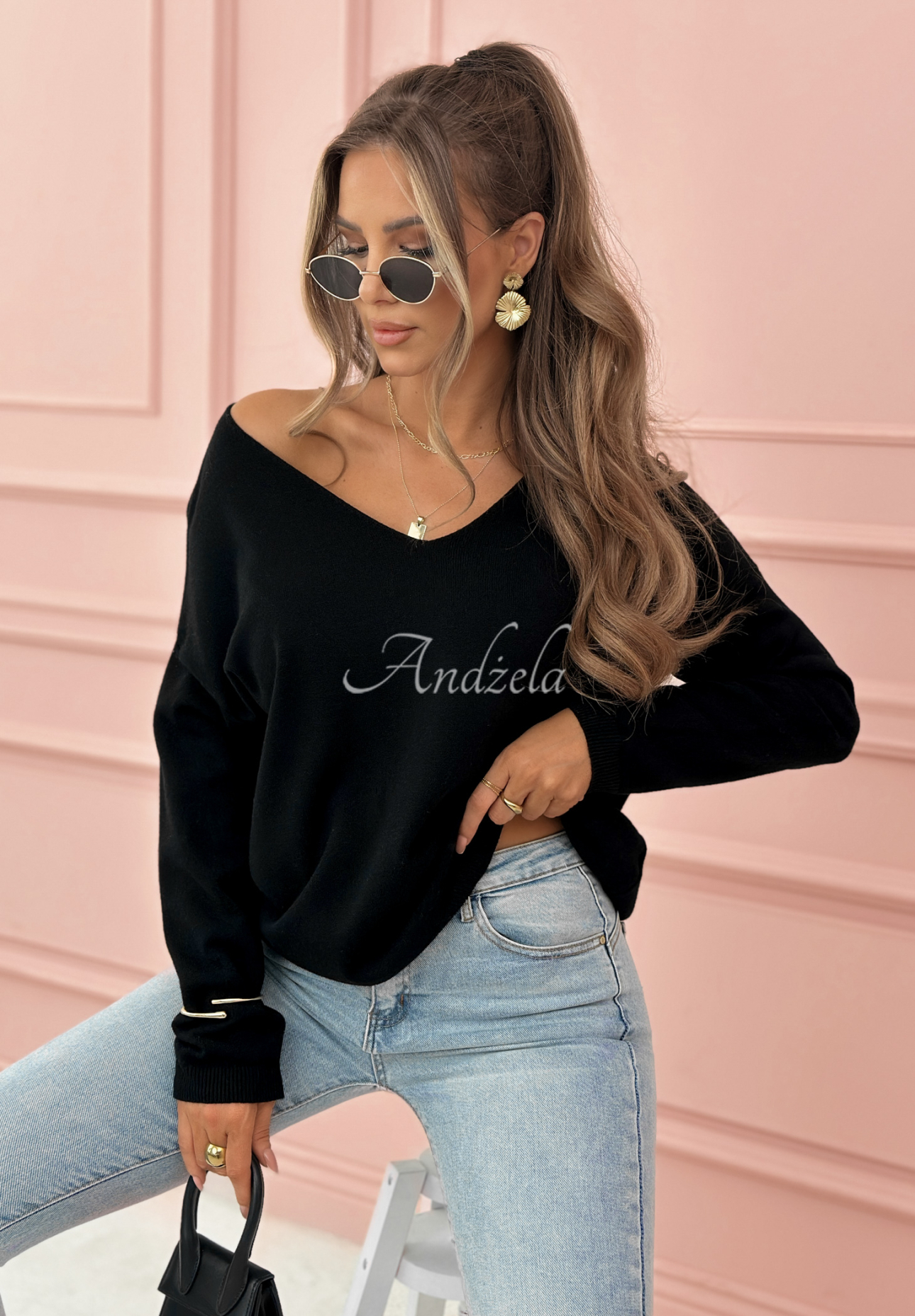 Lightweight sweater with neckline Sensibility black