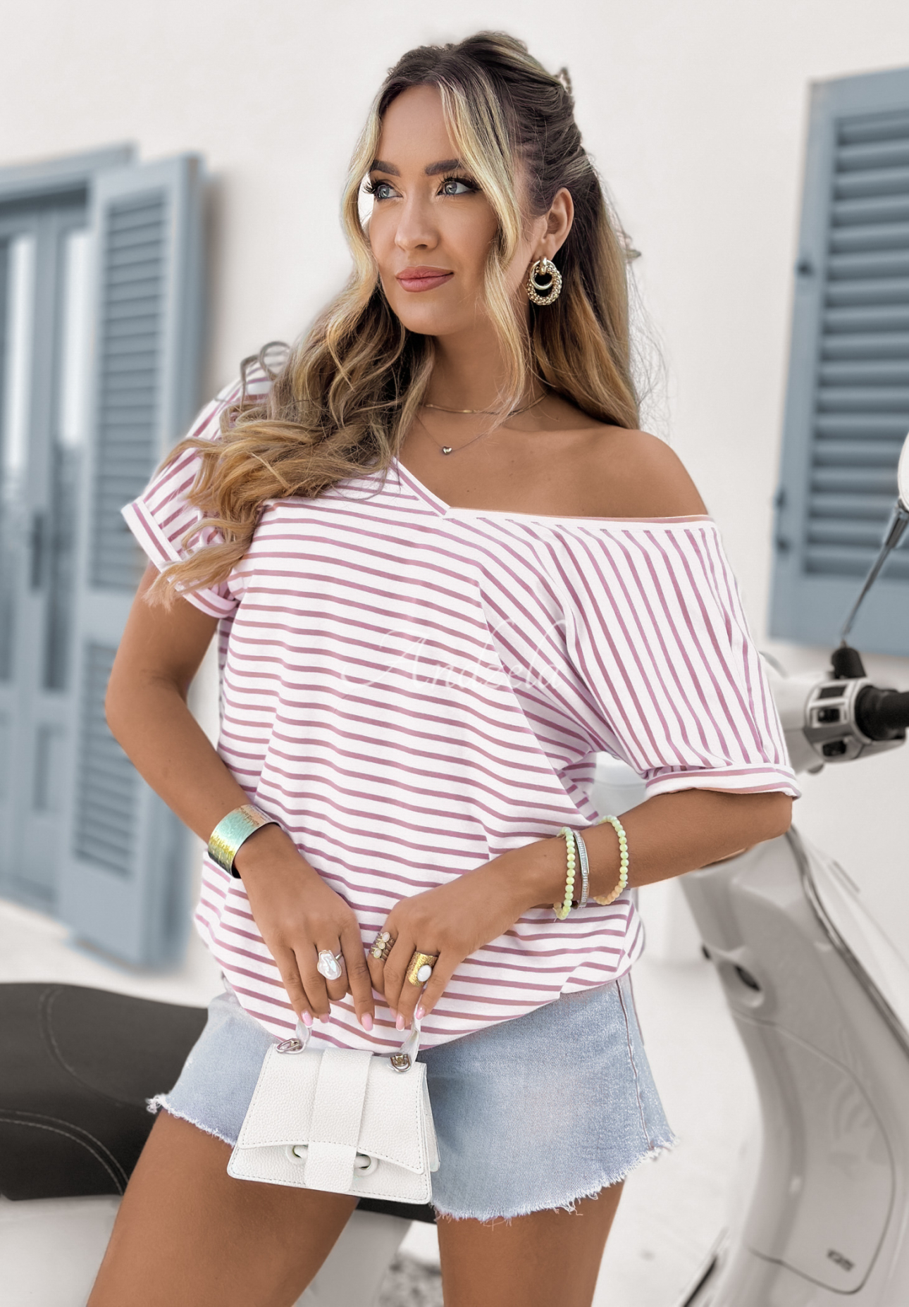 Striped T-shirt with neckline The Lines white and pink