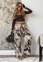 Spodnie w zwierzęcy print z paskiem Outdoor Adventures biało-czekoladowe