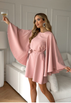 Trapezowa sukienka nietoperz z paskiem Happiness Magnet pudrowy róż