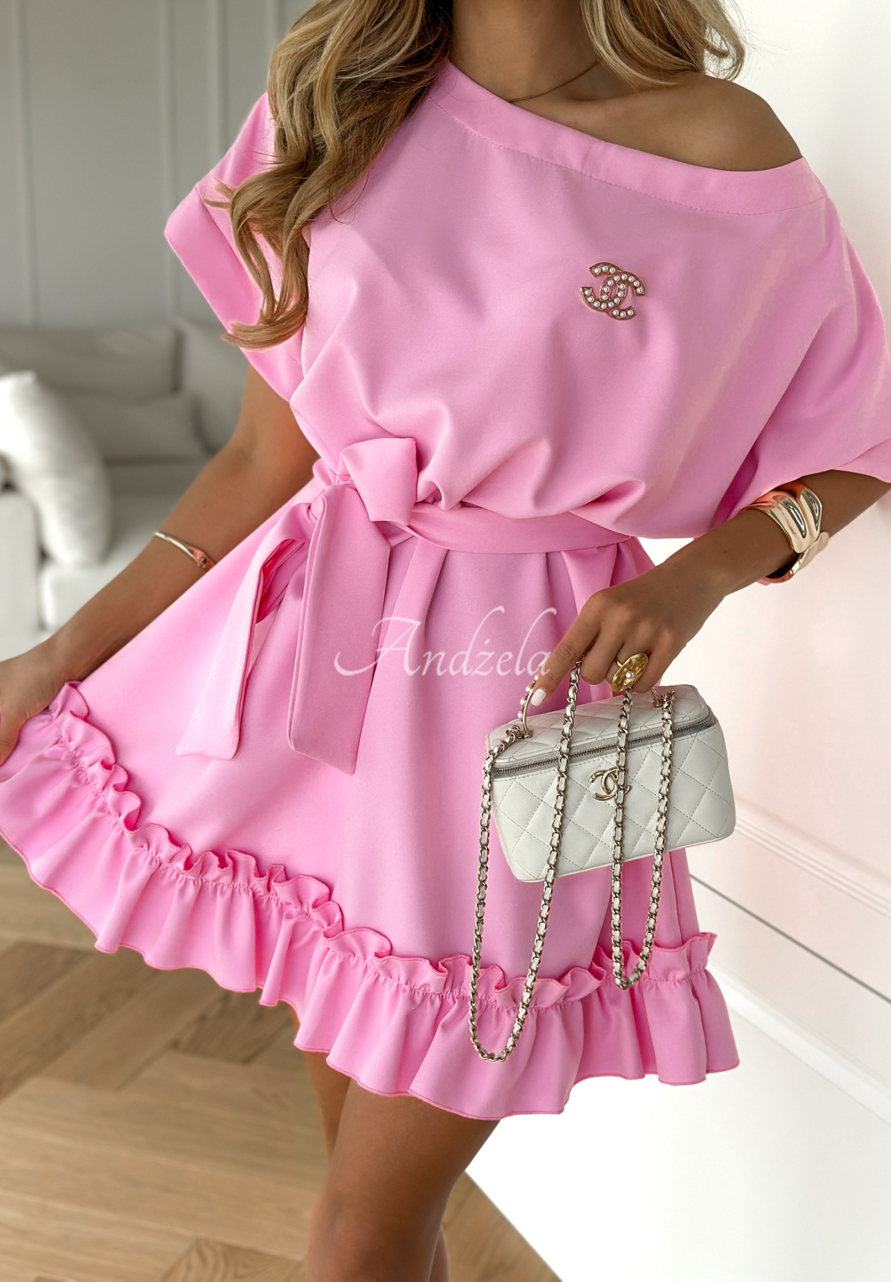 Trapezowa sukienka z falbankami i paskiem Your Solitude różowa