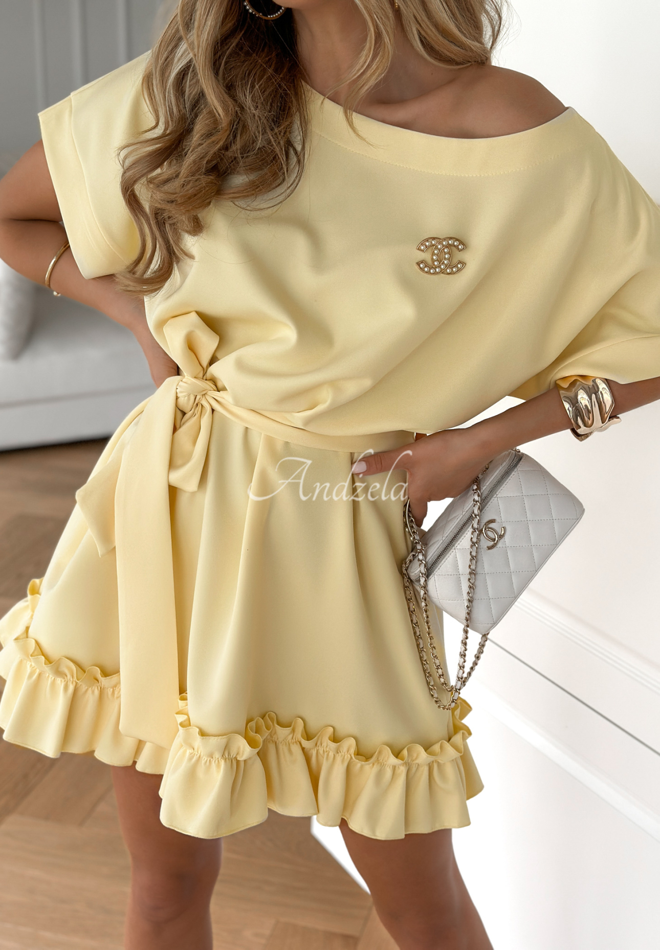 Trapezowa sukienka z falbankami i paskiem Your Solitude bananowa