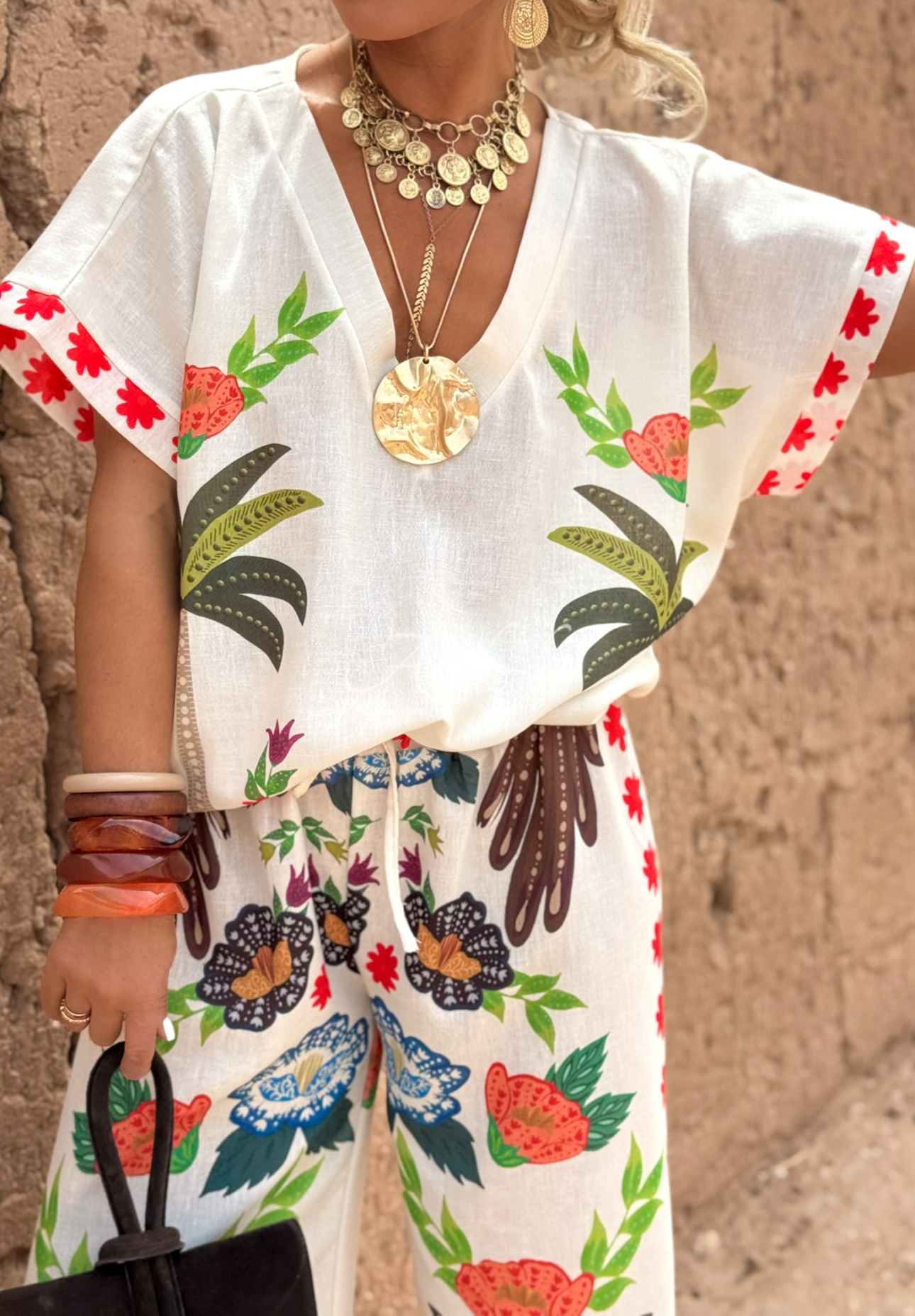 Komplet bluzka i spodnie wide leg we wzory Flowers &amp; Palms jasnobeżowy