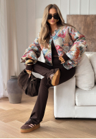 Krótka kurtka bomberka we wzory Parrots Of Paradise biało-różowa