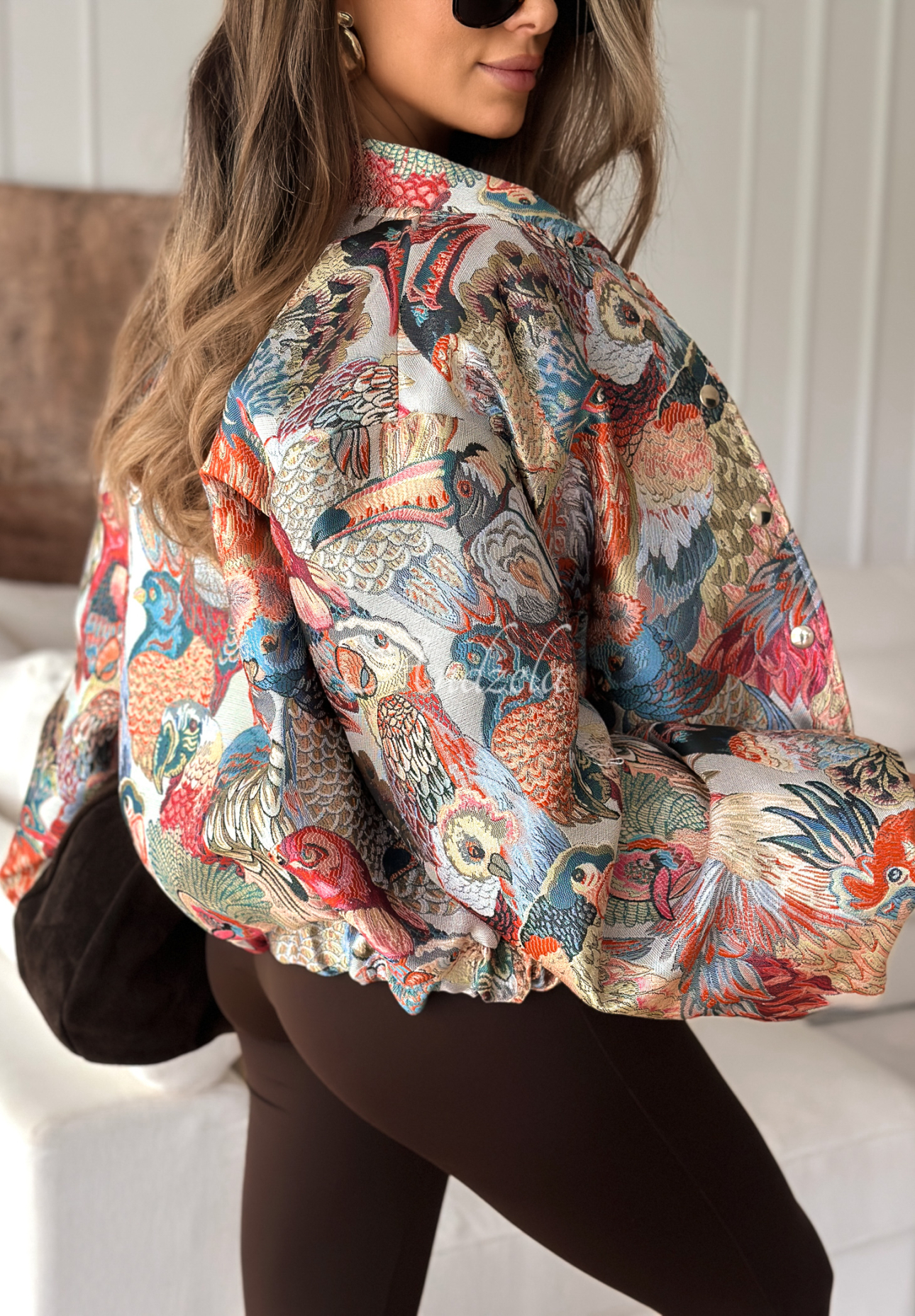 Krótka kurtka bomberka we wzory Parrots Of Paradise szaro-różowa