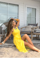 Sukienka maxi z rozcięciem Casilla bananowa