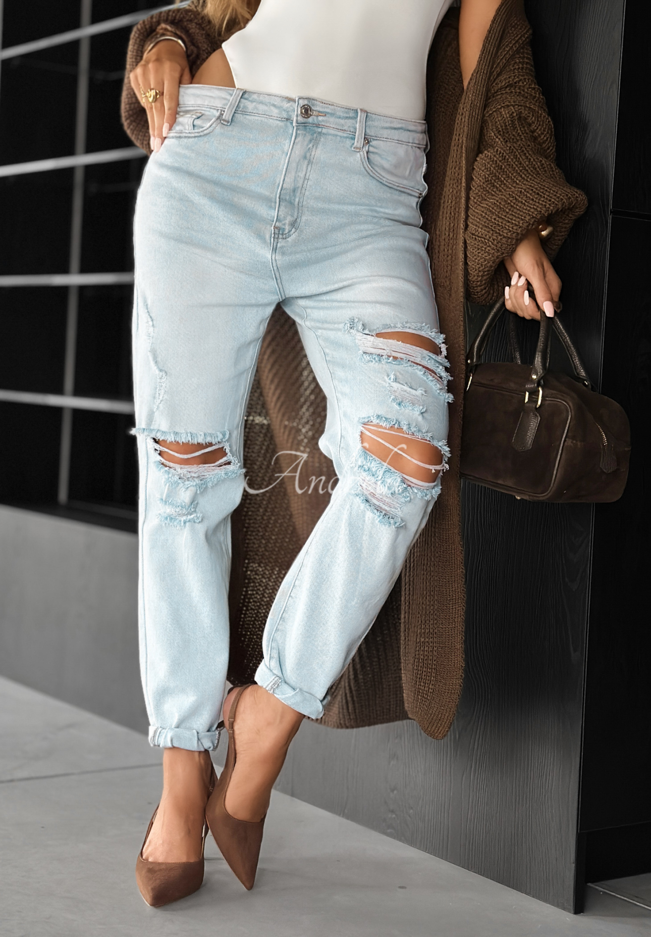 Spodnie jeansowe z przetarciami mom fit Miss Ripps jasnoniebieskie