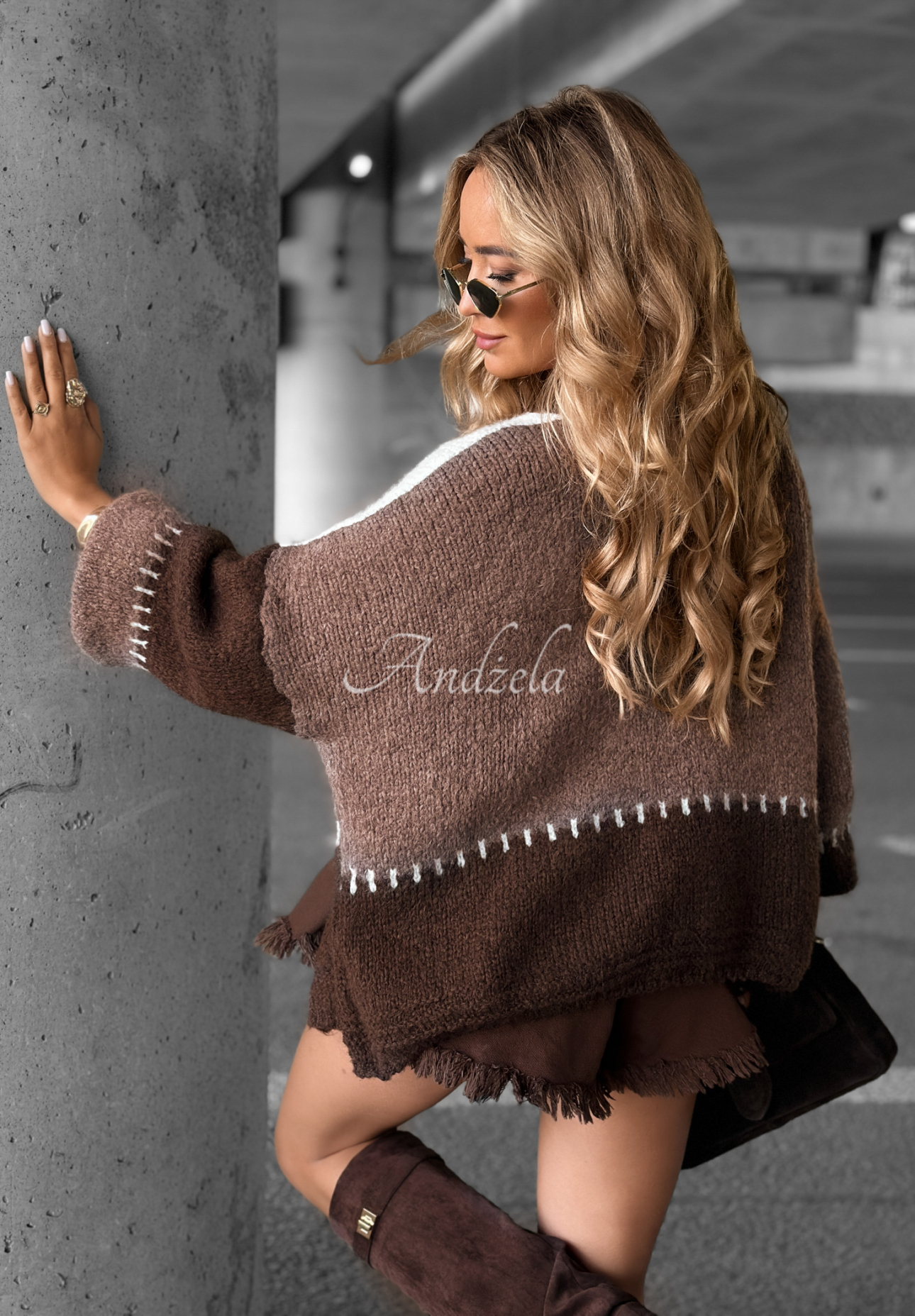 Krótki kardigan z wełną Cold Coffee czekoladowo-biały