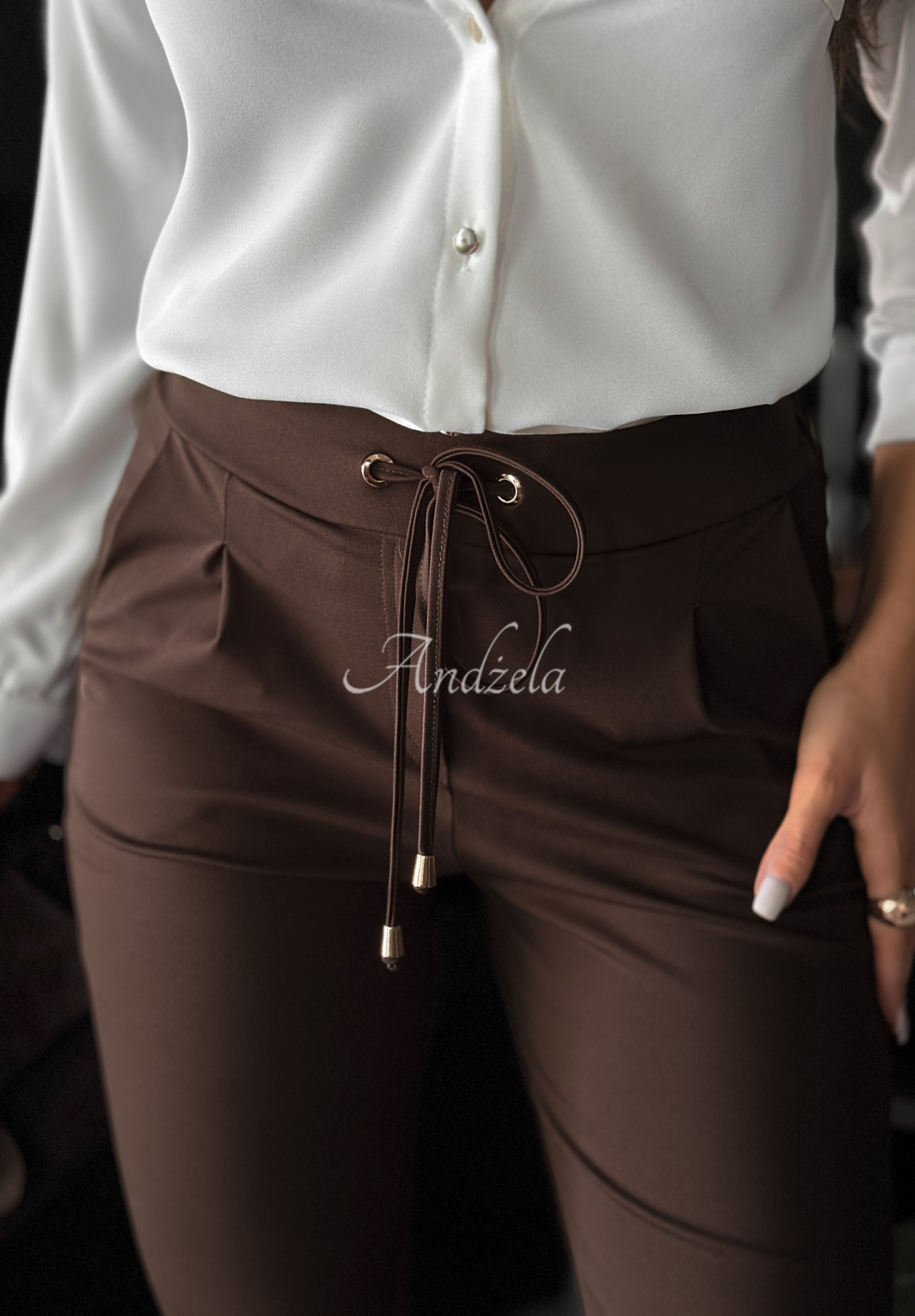 Materiałowe spodnie New Mood czekoladowe